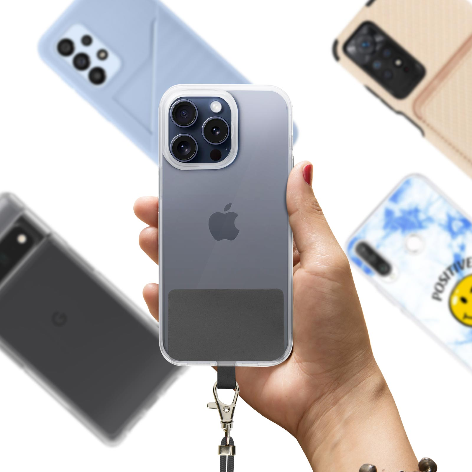 Mano sosteniendo una funda transparente con cordón negro, rodeada de otras fundas.