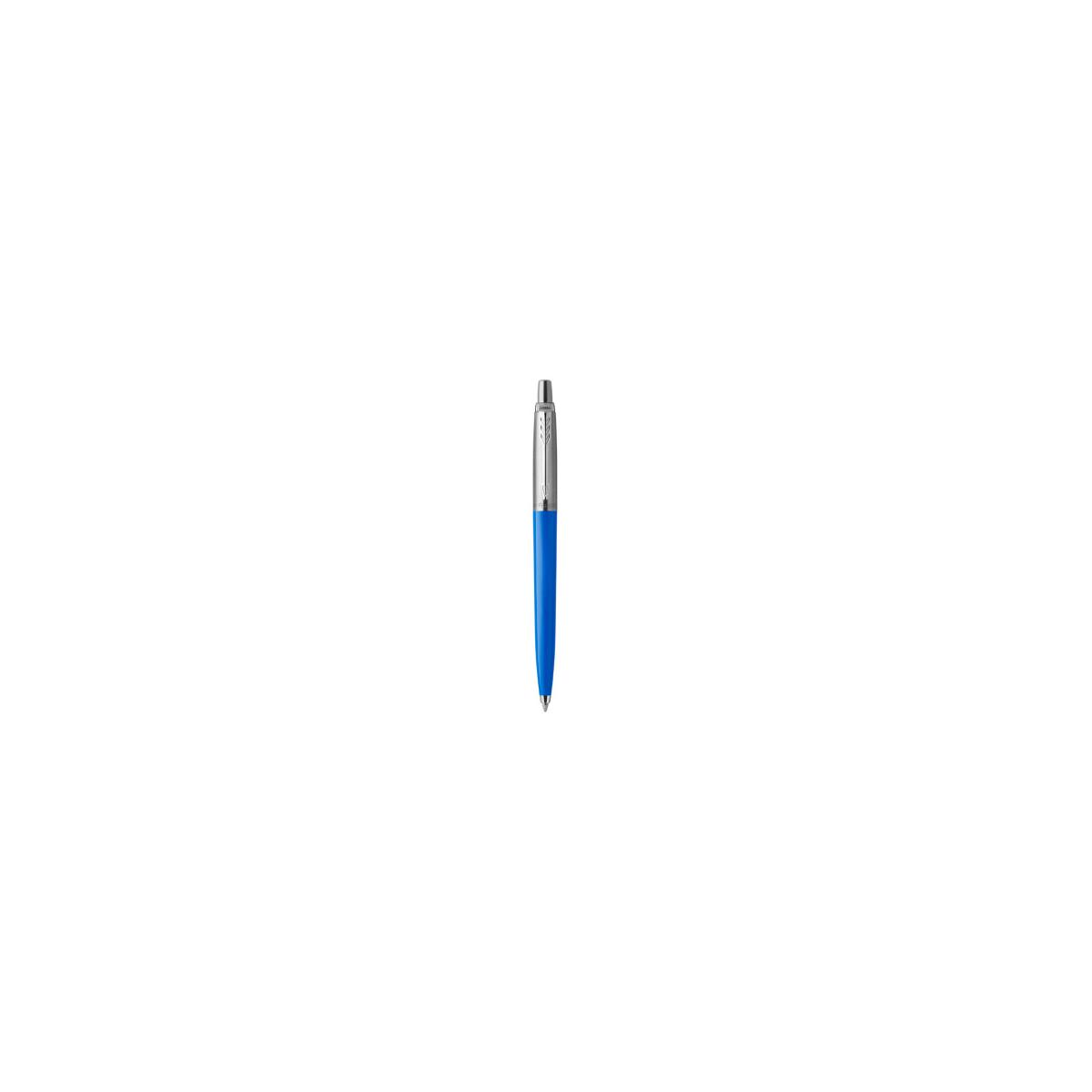 Una penna Parker blu con clip e cappuccio argentati su sfondo bianco.