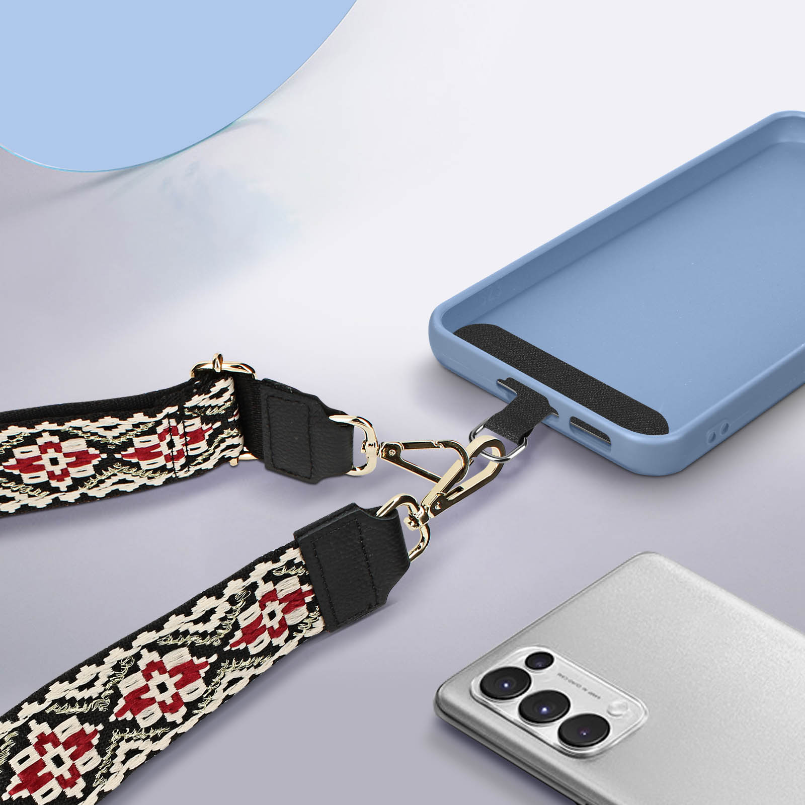 Una custodia blu per telefono con cinturino fantasia fissato tramite chiusure dorate.