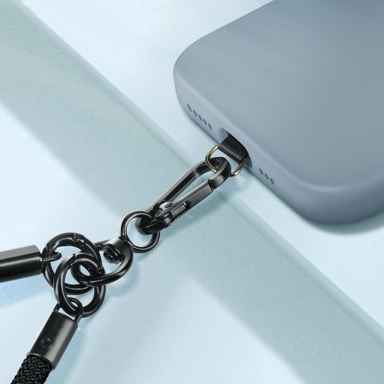 Una custodia grigia per telefono con un laccetto nero collegato alla porta di ricarica.