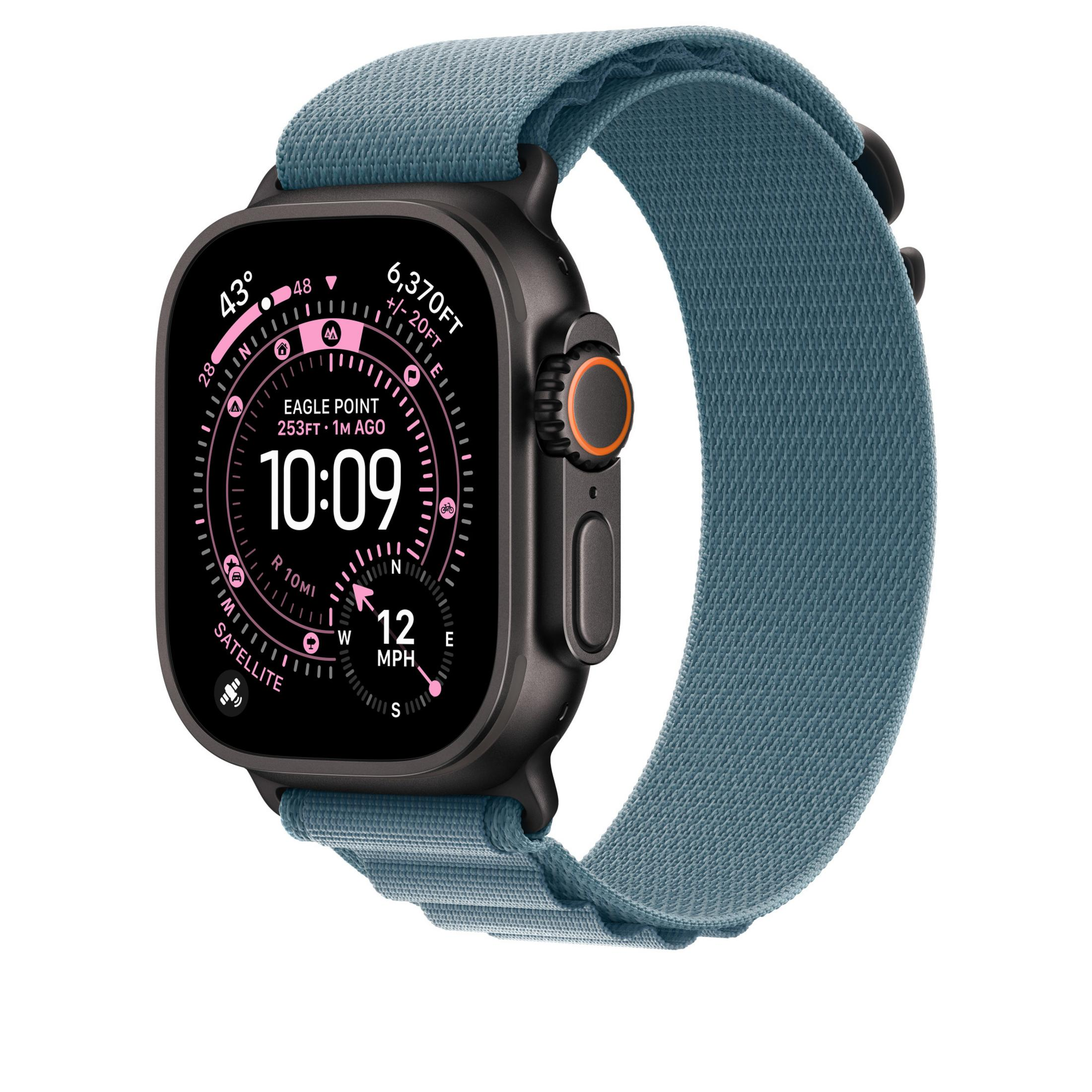 Un Apple Watch Ultra nero con cinturino in tessuto blu mostra le 10:09, altitudine e velocità.