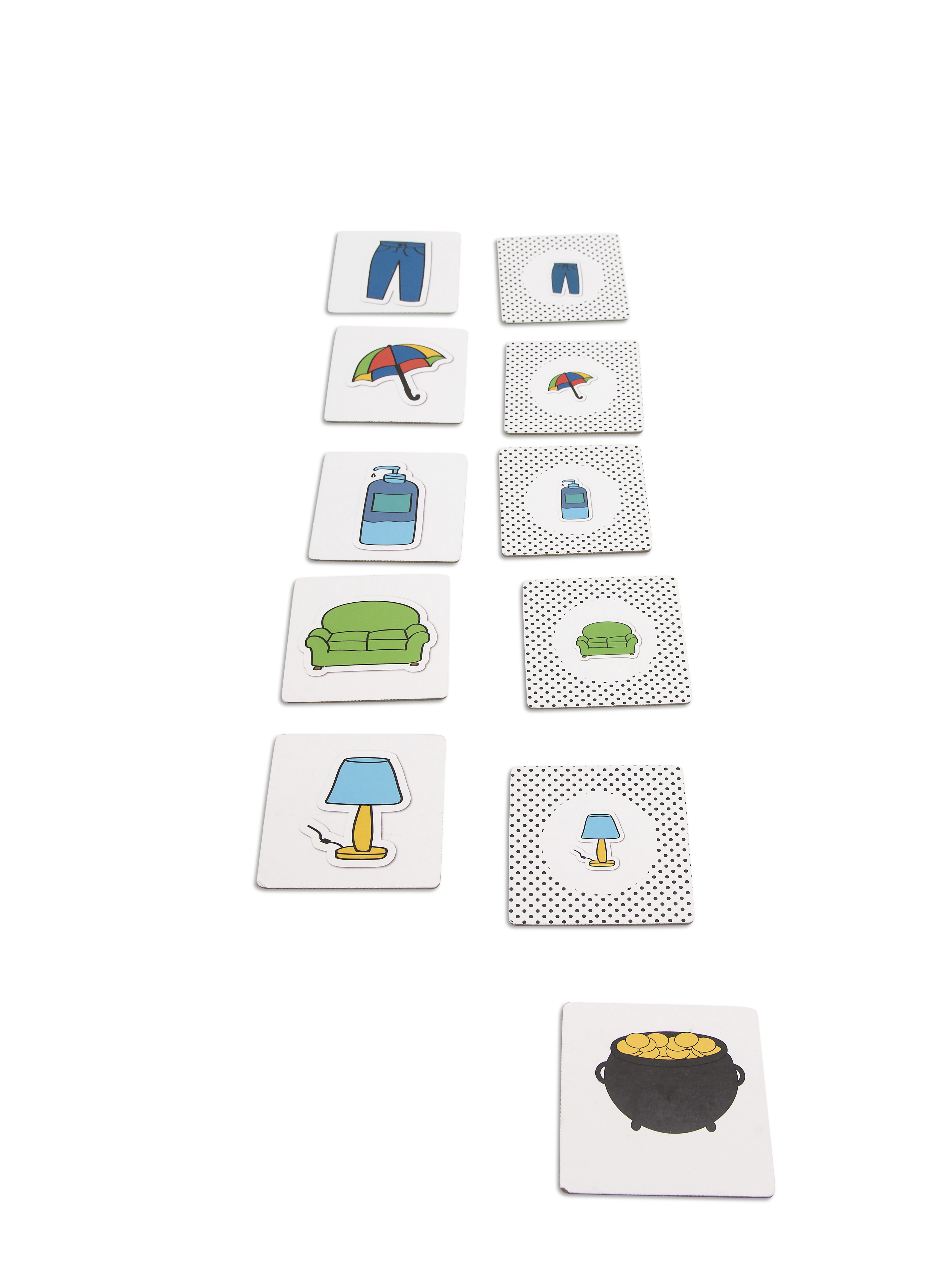 Carte mostrano jeans, ombrello, sapone, divano, lampada e pentola d'oro.