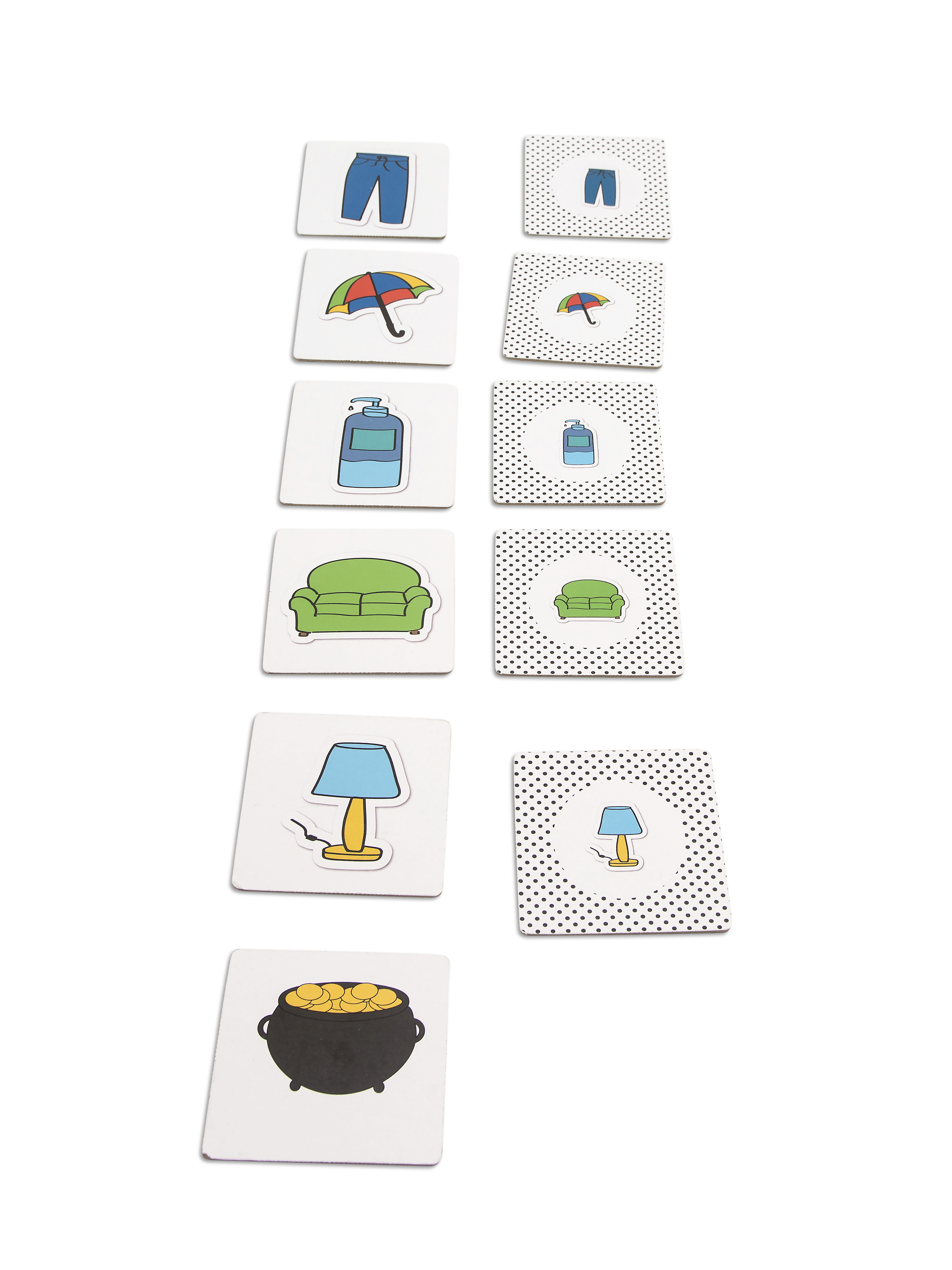 Carte con jeans, ombrello, sapone, divano, lampada e pentola d'oro.