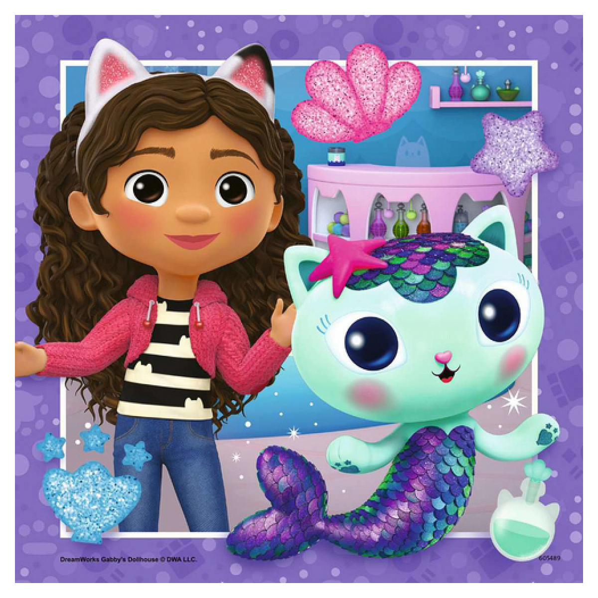 Gabby con orecchie da gatto e un gatto sirena con coda scintillante in una stanza colorata.