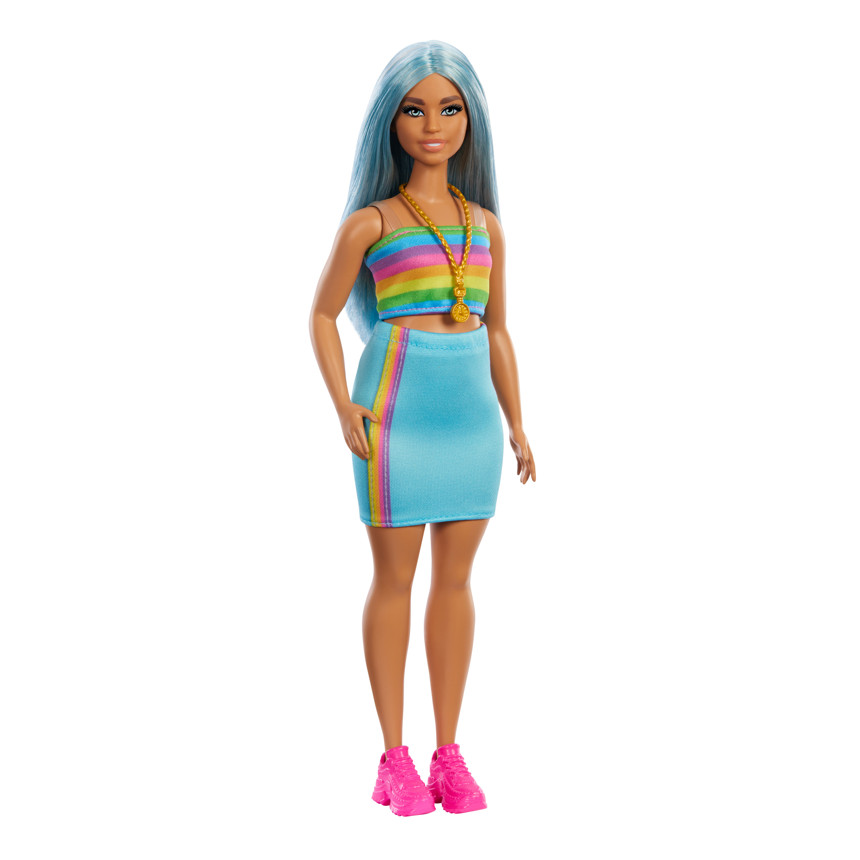 Una bambola Barbie con lunghi capelli blu chiaro, indossa un top e una gonna arcobaleno.