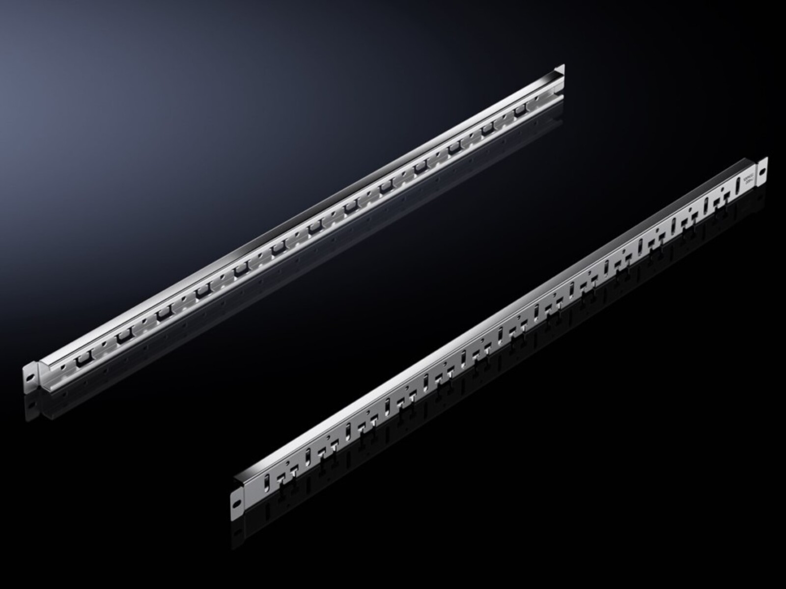 Due guide metalliche argentate per rack con ritagli a forma di U su una superficie scura riflettente.