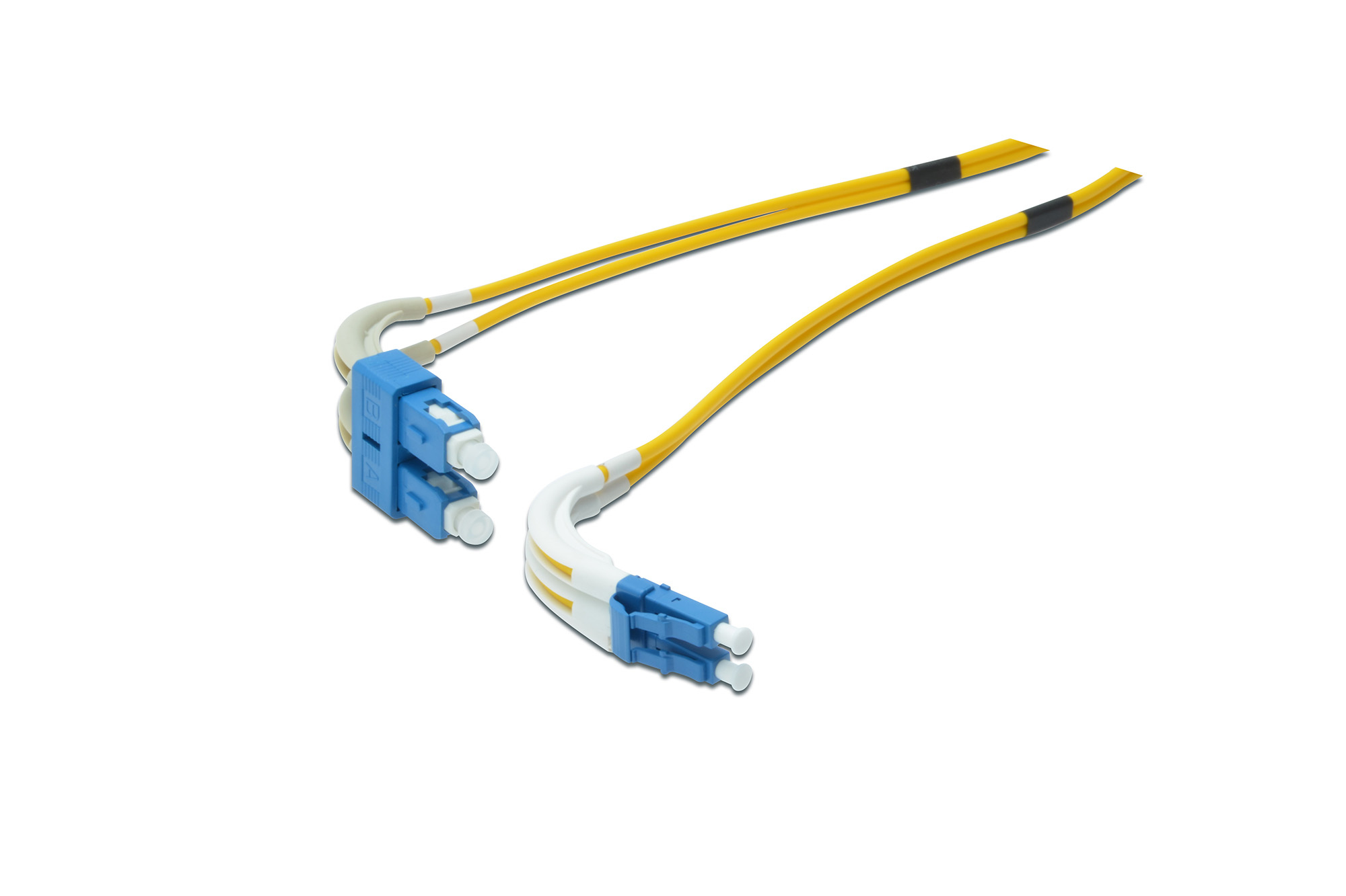 Due cavi in fibra ottica gialli con connettori SC blu su sfondo bianco.