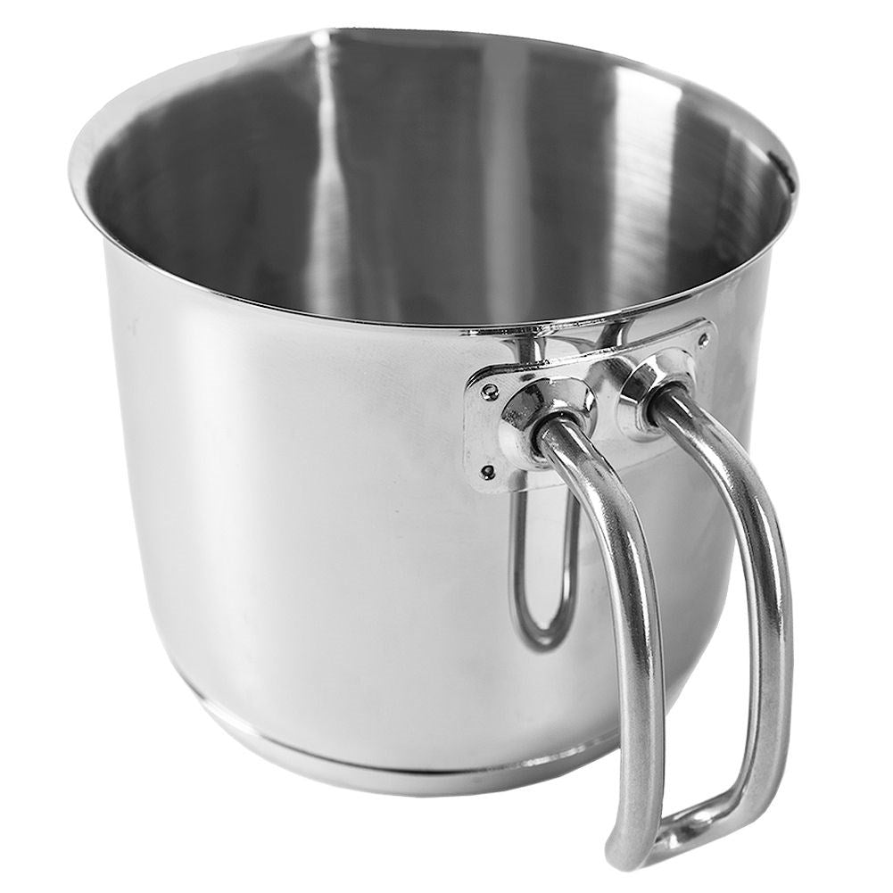 Se muestra una taza de metal brillante con dos asas curvas sobre un fondo blanco.