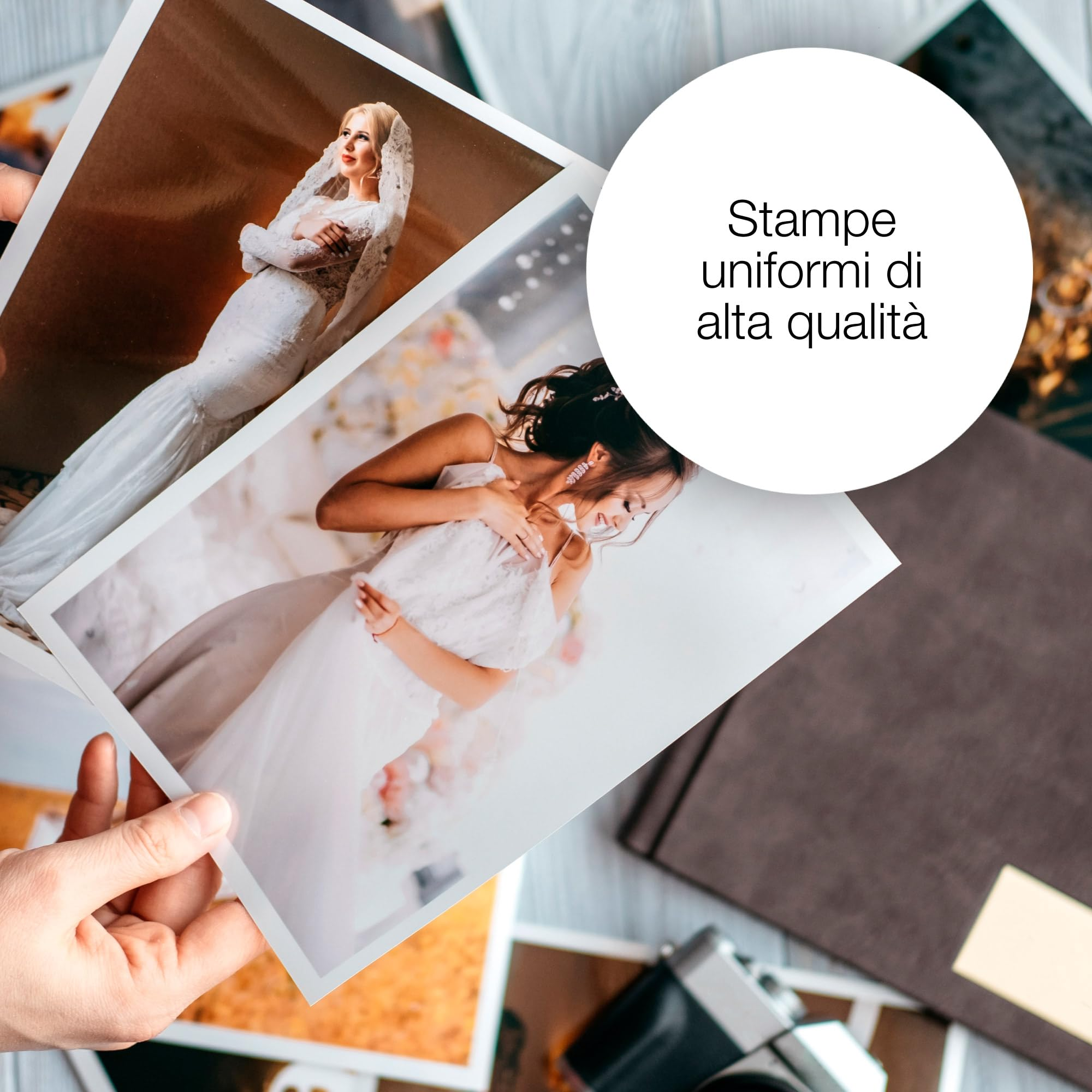 Mani tengono foto nuziali. Una sposa indossa un abito bianco e velo.