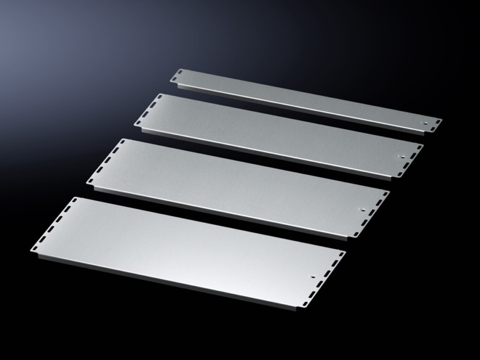 Quattro piastre metalliche argentate con fori su sfondo scuro.