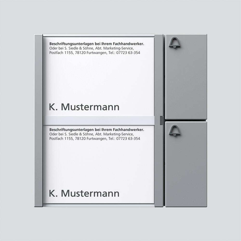 Due targhette con nome K. Mustermann e dettagli indirizzo.