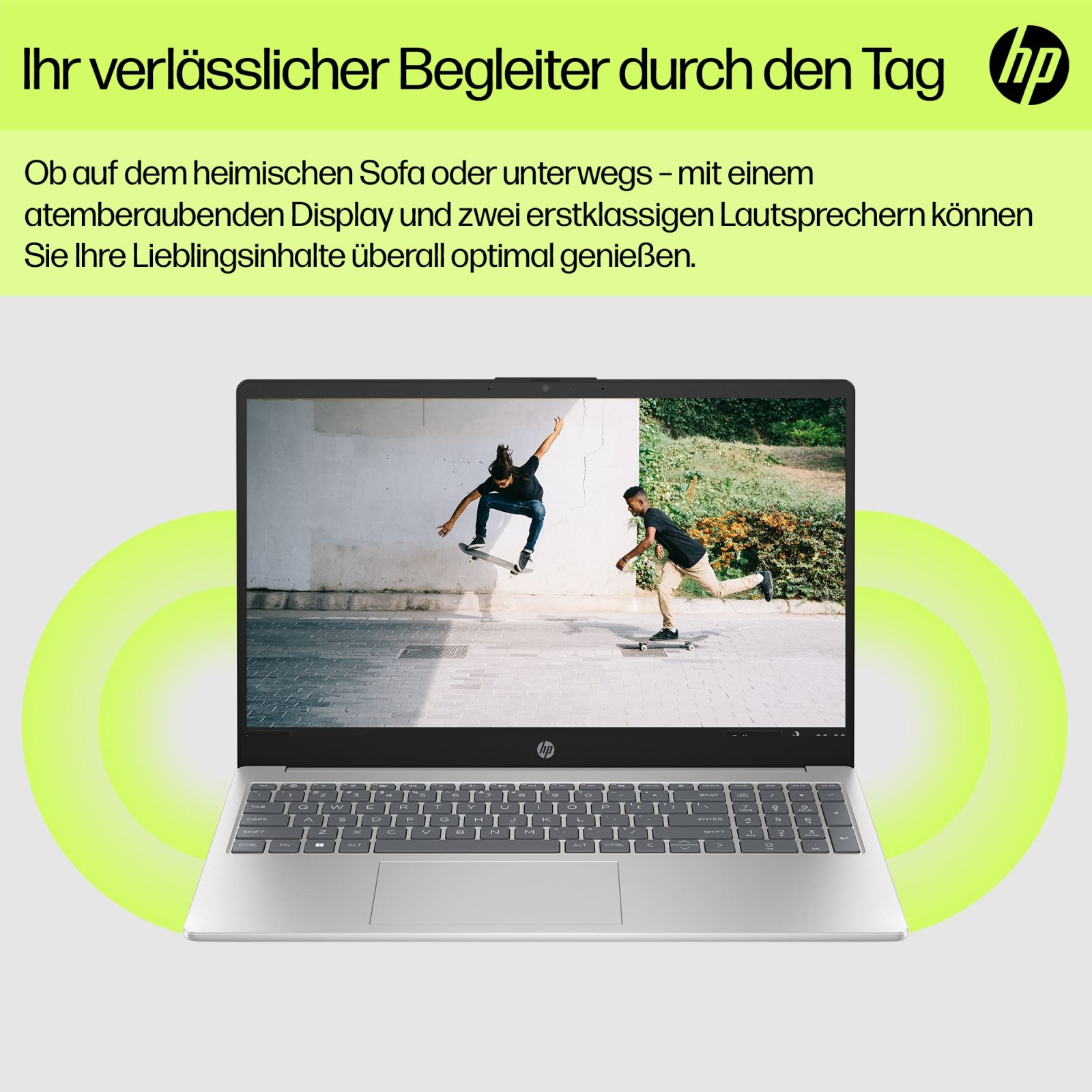 Laptop wyświetla dwóch skaterów, jednego w powietrzu, z zielonymi okręgami po bokach.