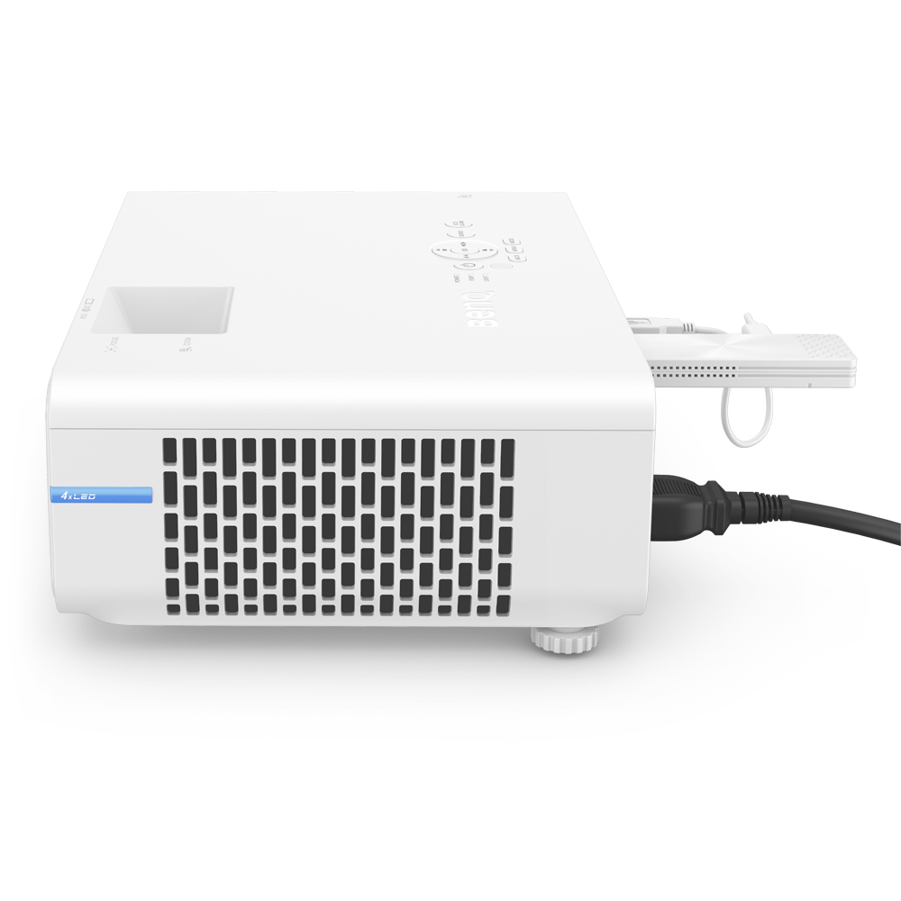 Havalandırma delikleri ve bağlı kabloları olan beyaz projektör. '4xLED' etiketi.