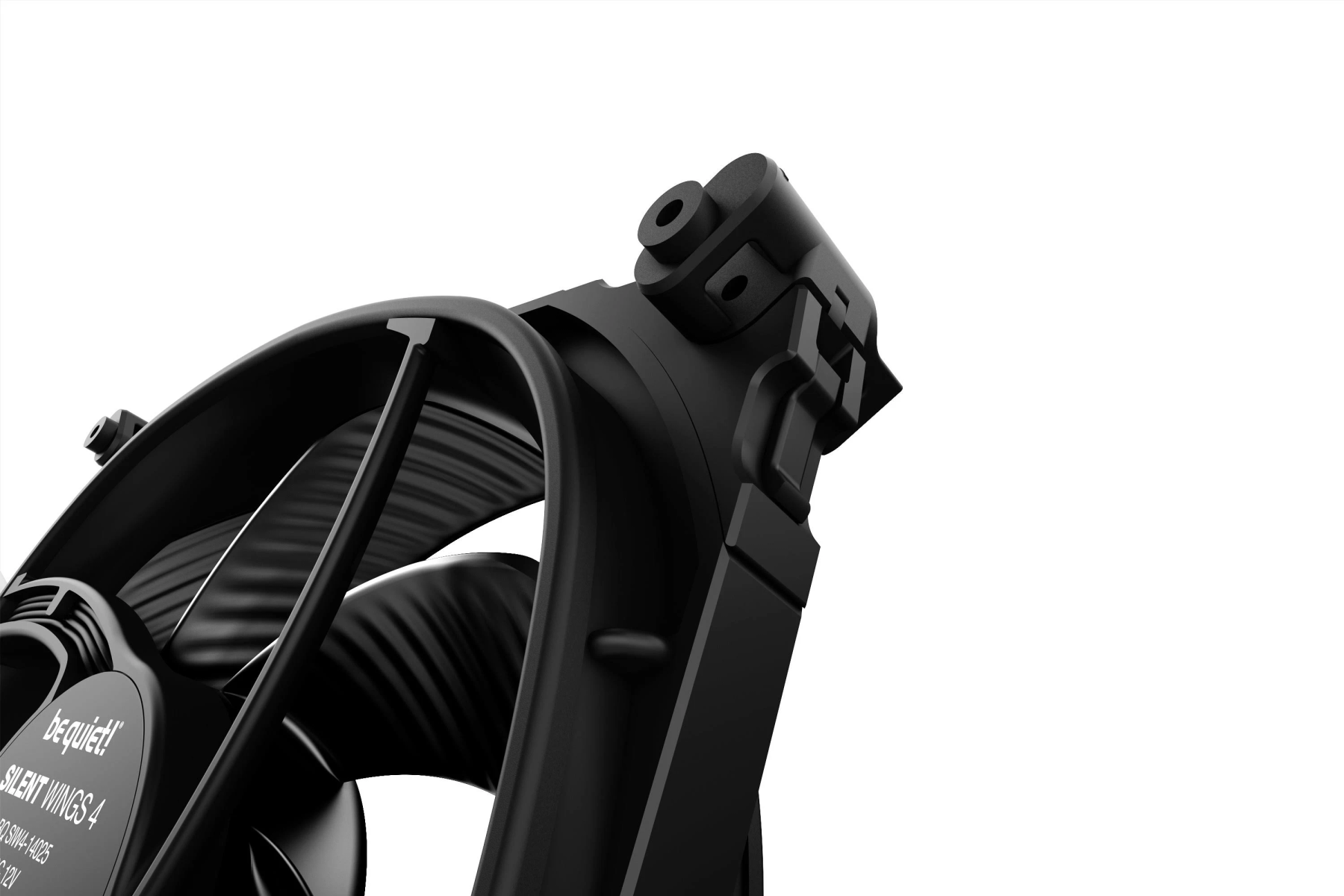 Ventola PC nera con logo 'be quiet!', primo piano su telaio e motore.