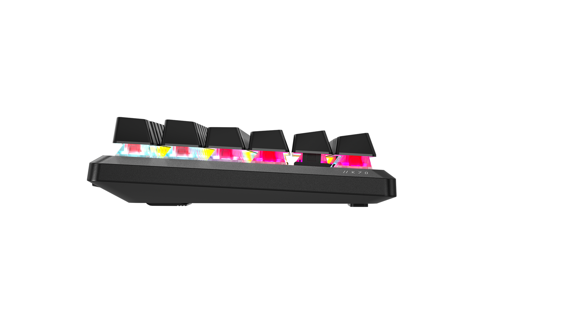 Schwarze mechanische Tastatur mit RGB-Beleuchtung unter den Tasten. Text // K 70 sichtbar.