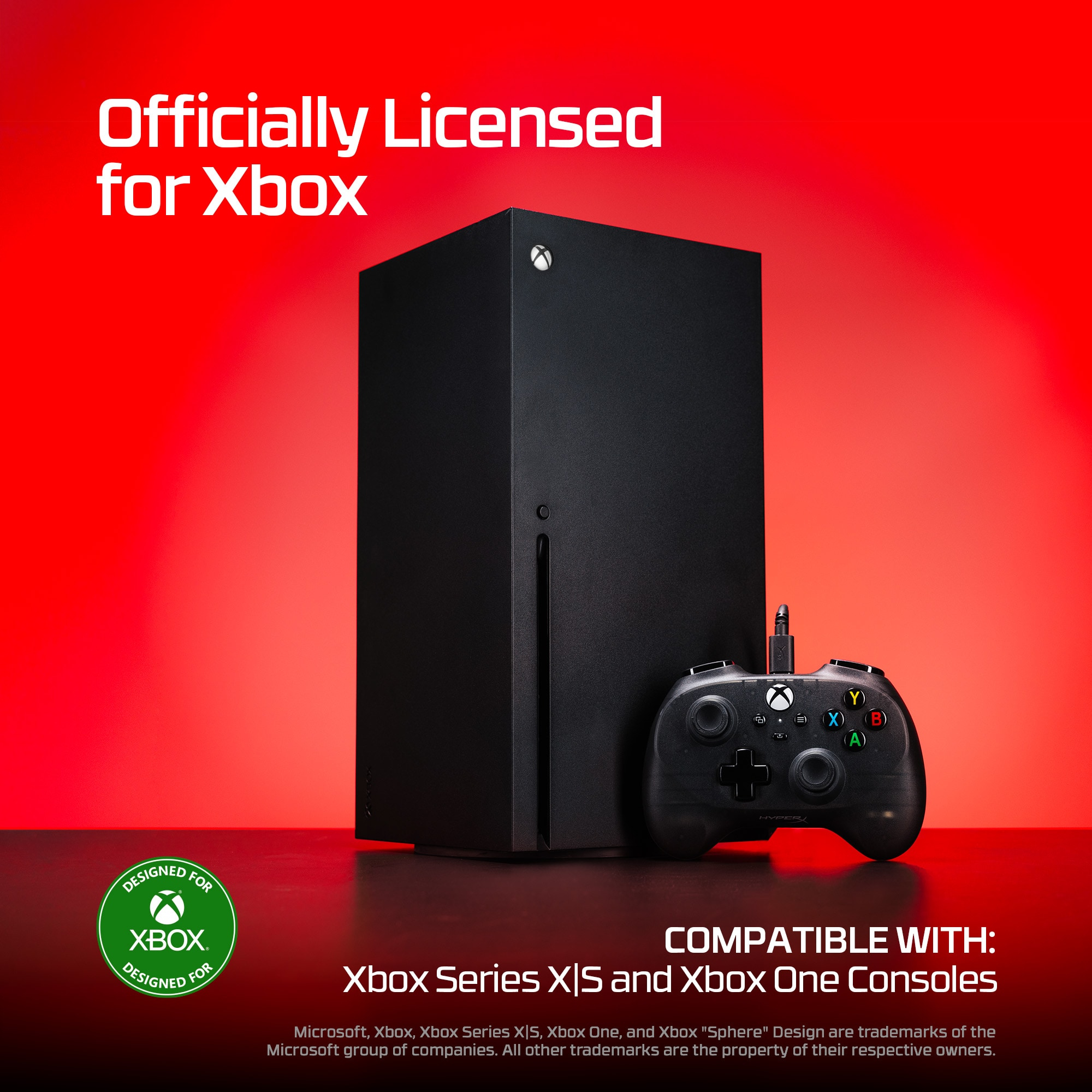 Console Xbox Series X nera con controller nero davanti, su sfondo sfumato rosso.