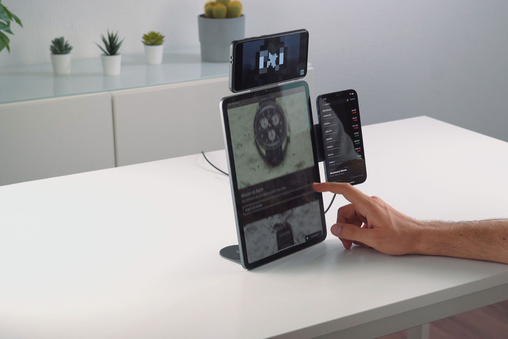 Un telefono e un tablet con schermi sono su un tavolo.
