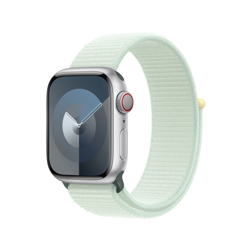 Une montre connectée argentée avec bracelet tissé vert clair est présentée sur fond blanc.