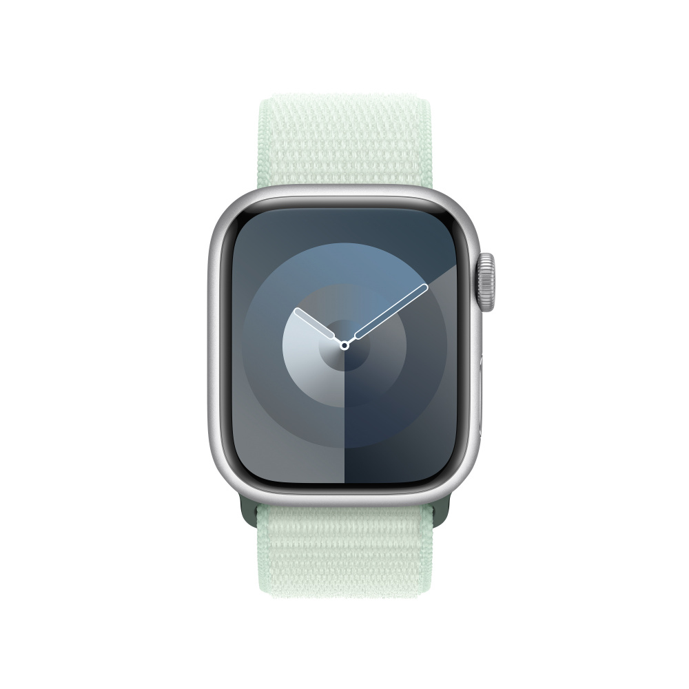 Une montre connectée argentée avec bracelet tissé vert clair affiche un cadran circulaire.