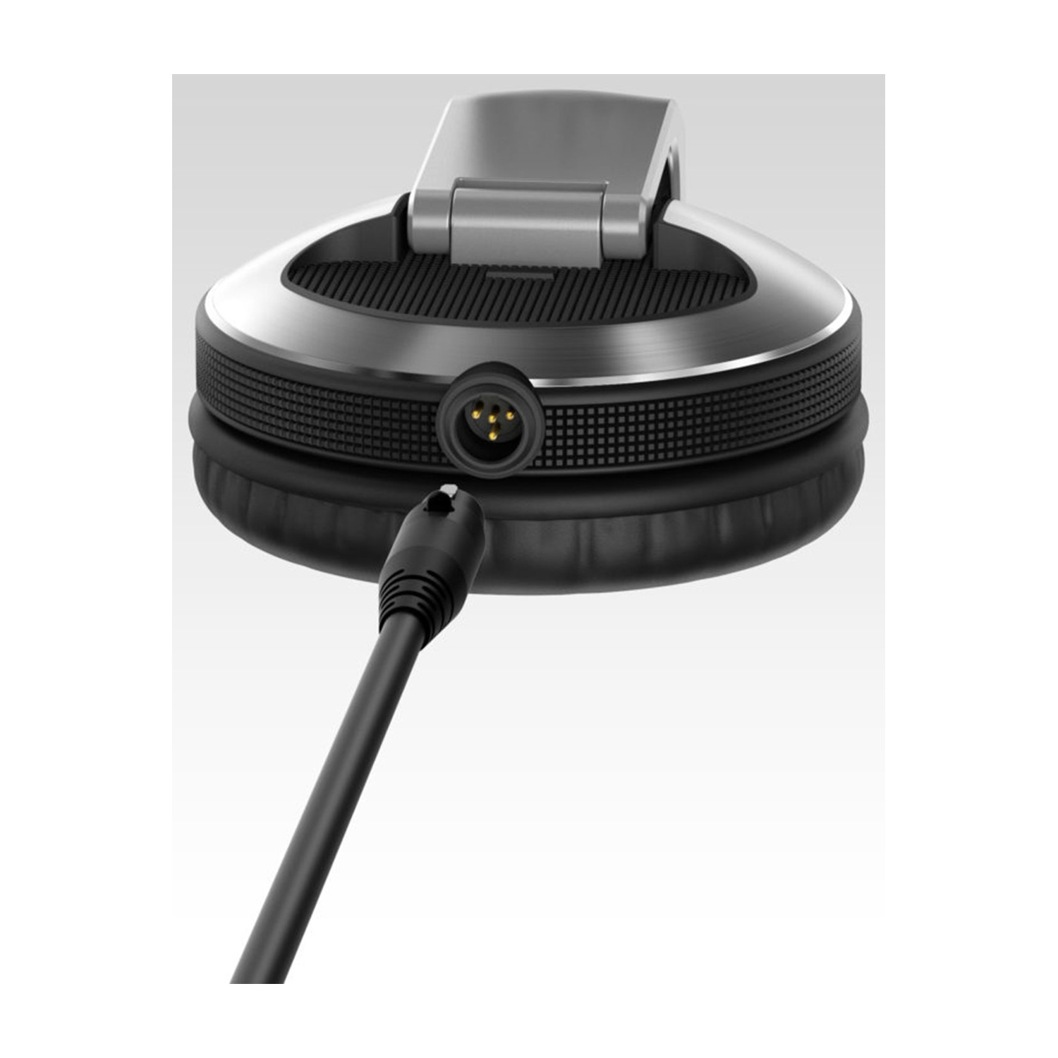 Primer plano de auriculares negros con detalles plateados, mostrando el cable de audio conectado.