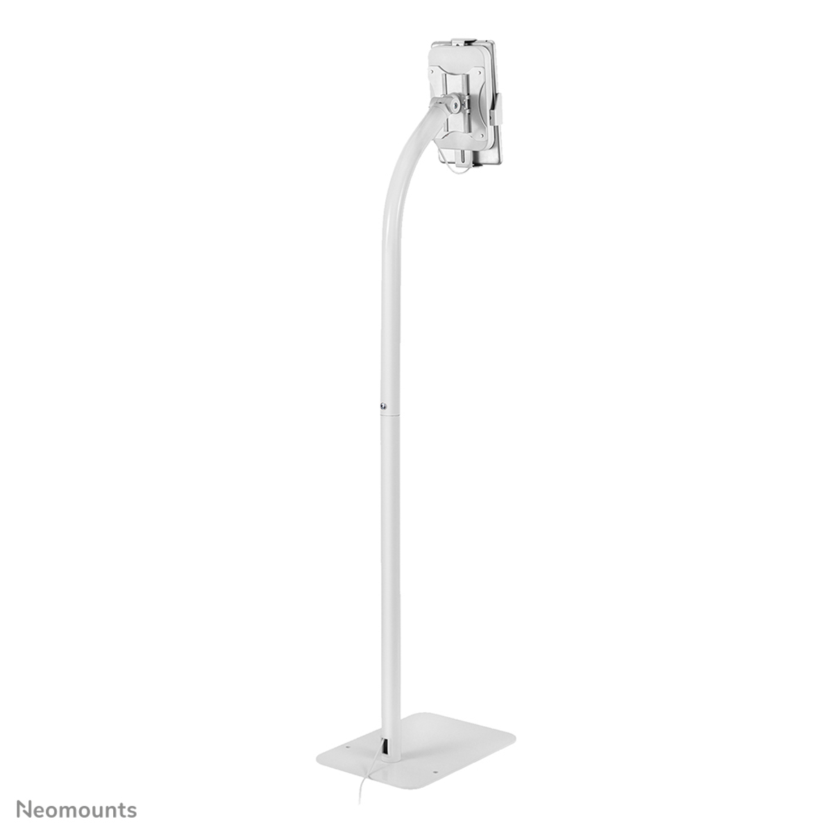 Un supporto da terra bianco con braccio curvo che regge un supporto per tablet, sfondo bianco.