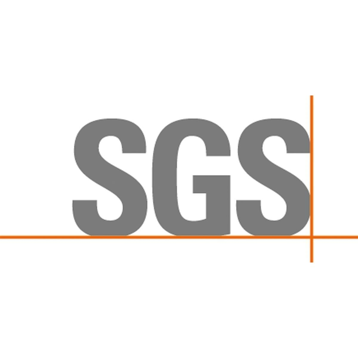 Logo SGS grigio con linee arancioni. Sfondo bianco.
