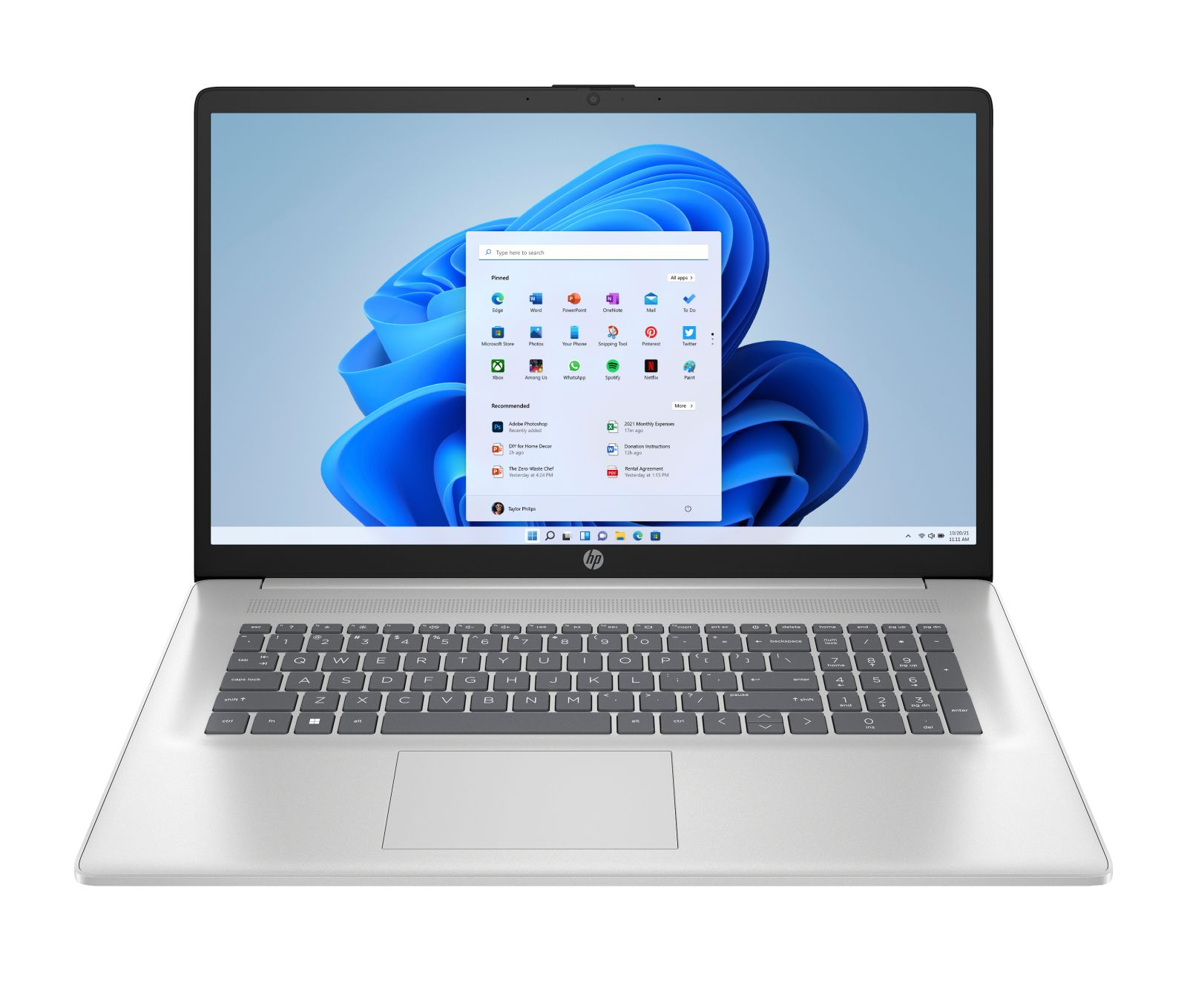 Un laptop HP argentato mostra Windows 11 con sfondo astratto blu e menu start aperto.