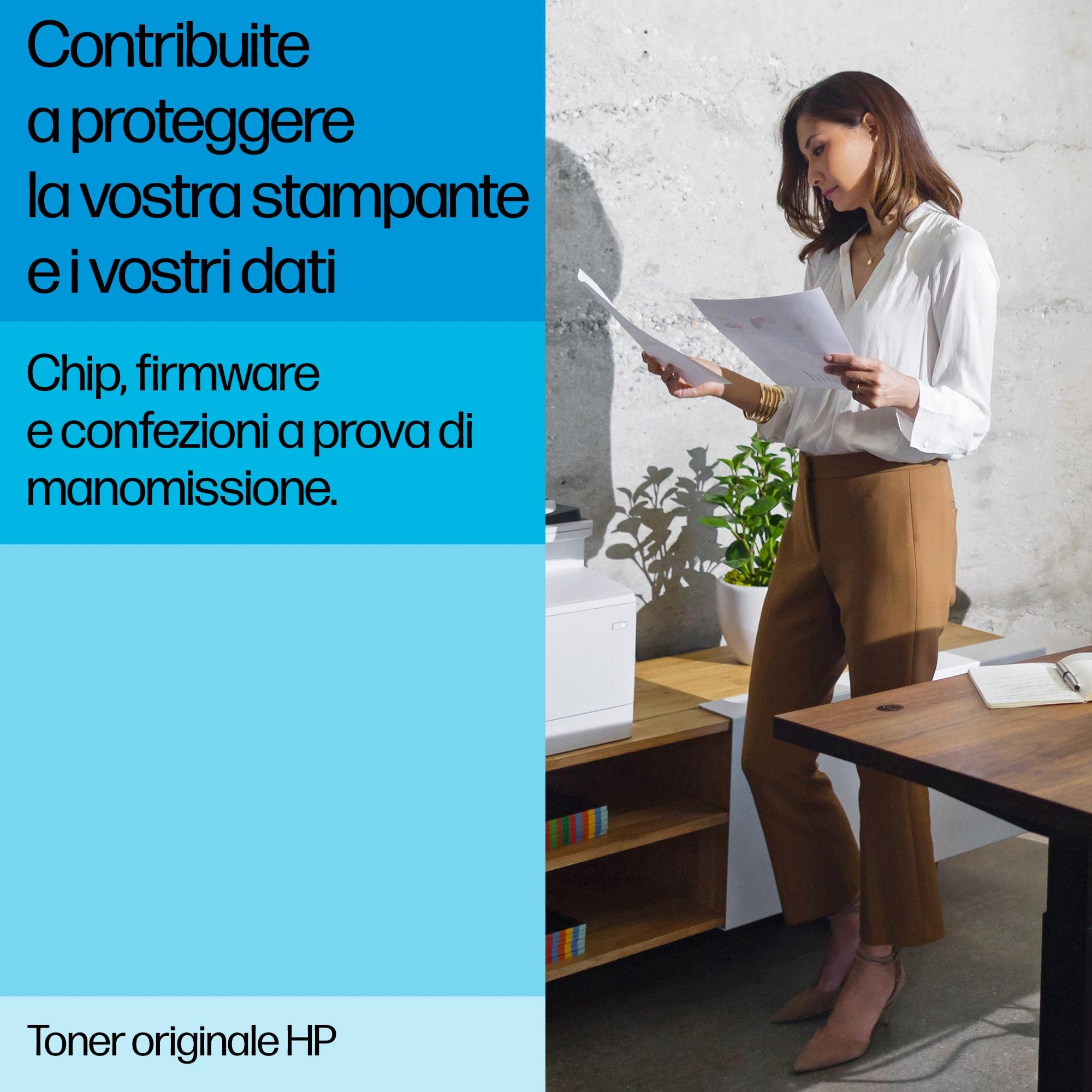 Kobieta czyta dokumenty przy drukarce i biurku.