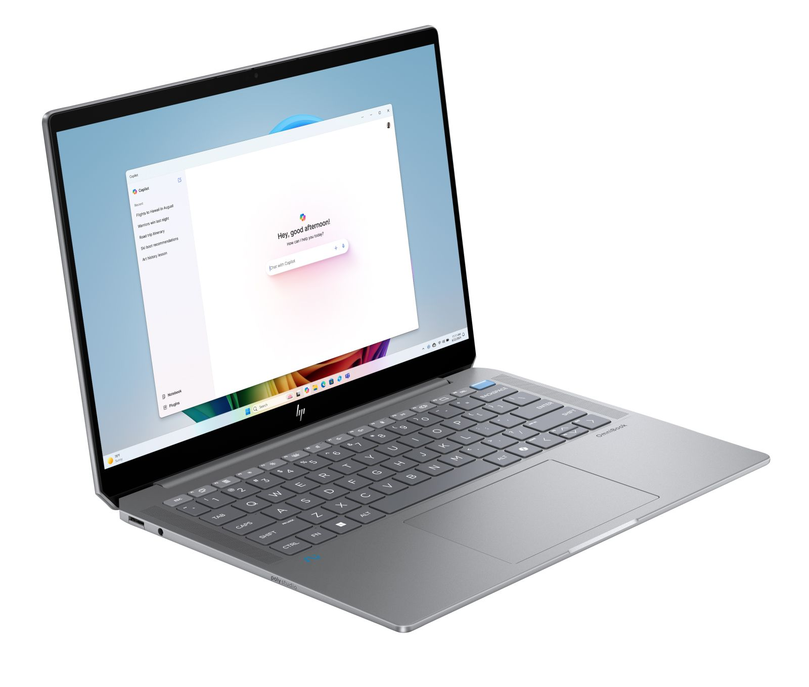 Un laptop HP OmniBook argentato è aperto, mostrando una finestra di chat IA Copilot.