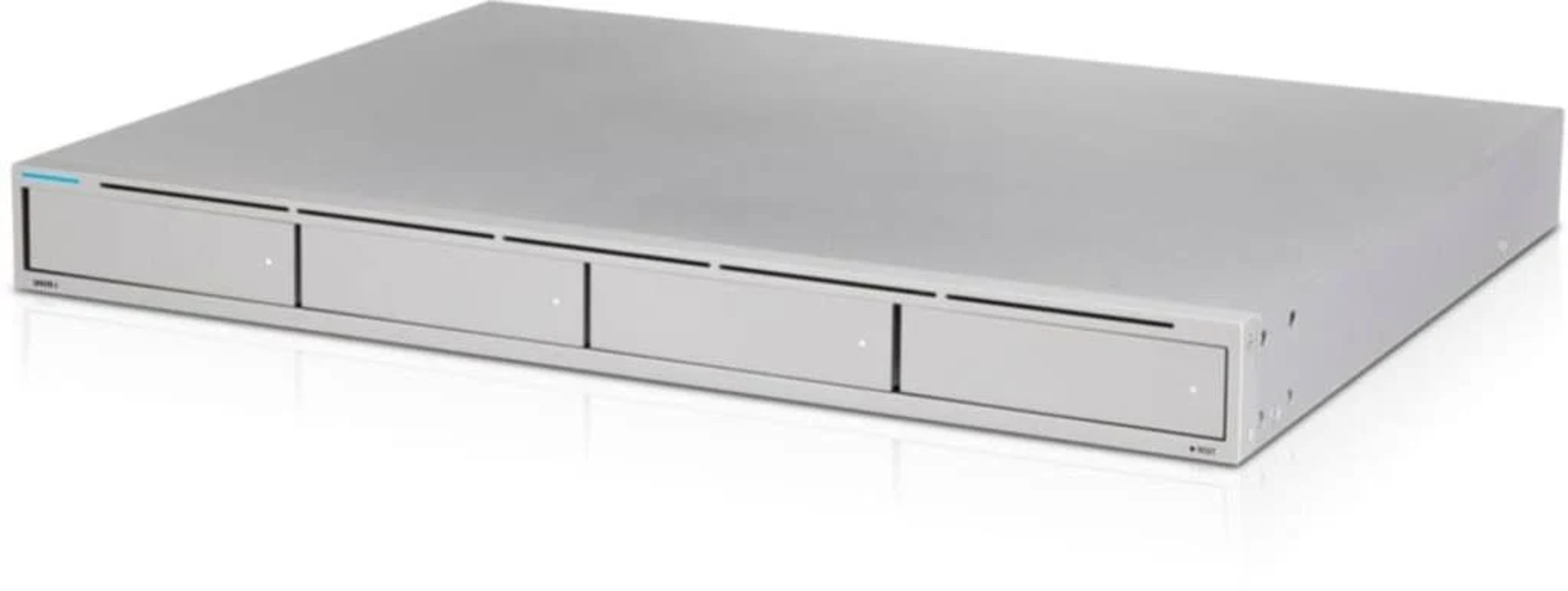 Un dispositivo elettronico argentato e a basso profilo con quattro alloggiamenti per unità sul davanti.