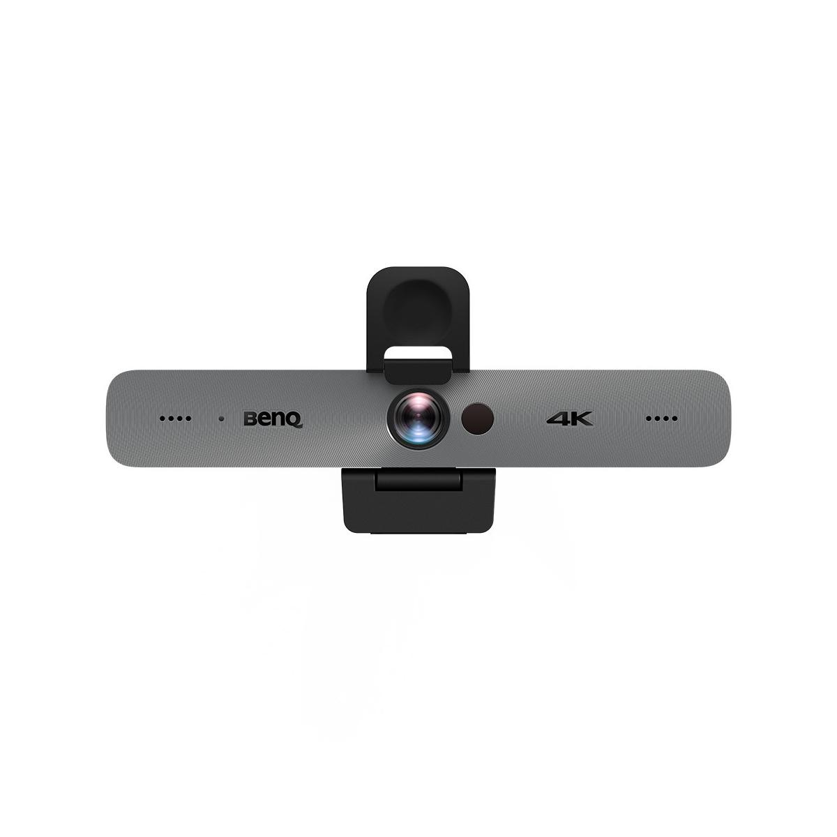 Una webcam BenQ 4K grigia con supporto regolabile nero è mostrata su sfondo bianco.