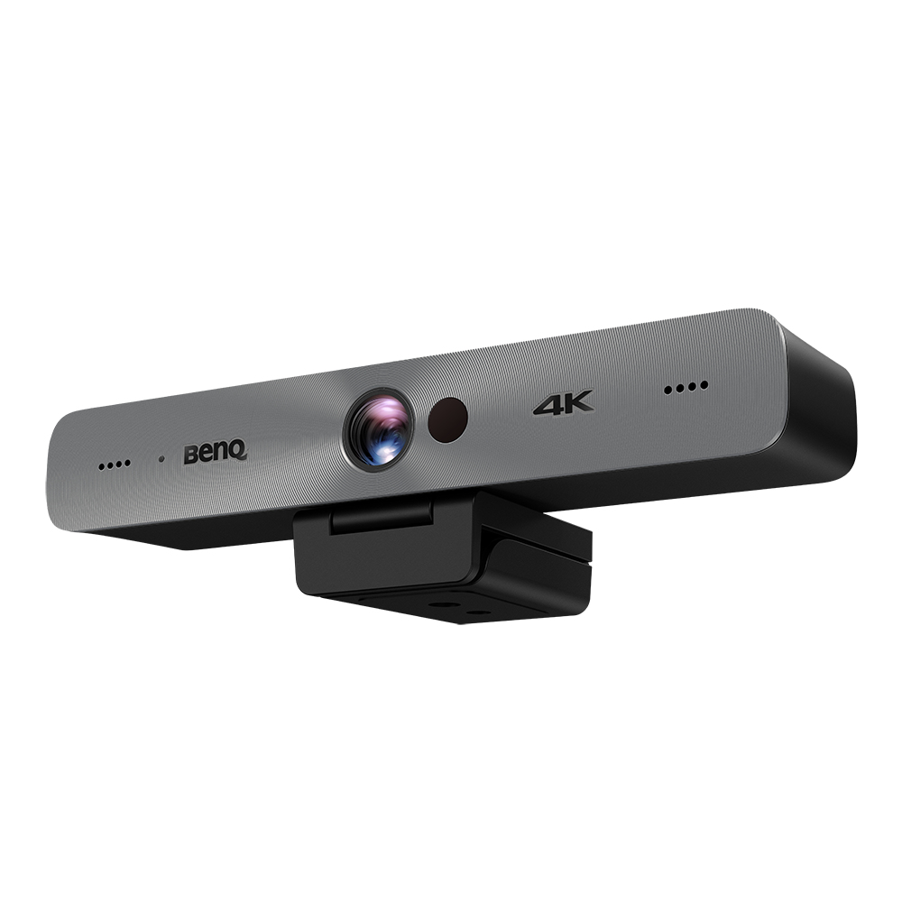 Una webcam BenQ 4K argentata con supporto nero regolabile su sfondo bianco.