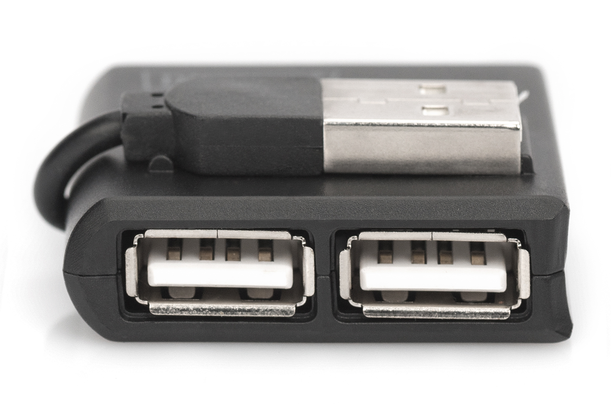 Üstte gümüş renkli USB-A konektörlü, iki portlu siyah USB hub.