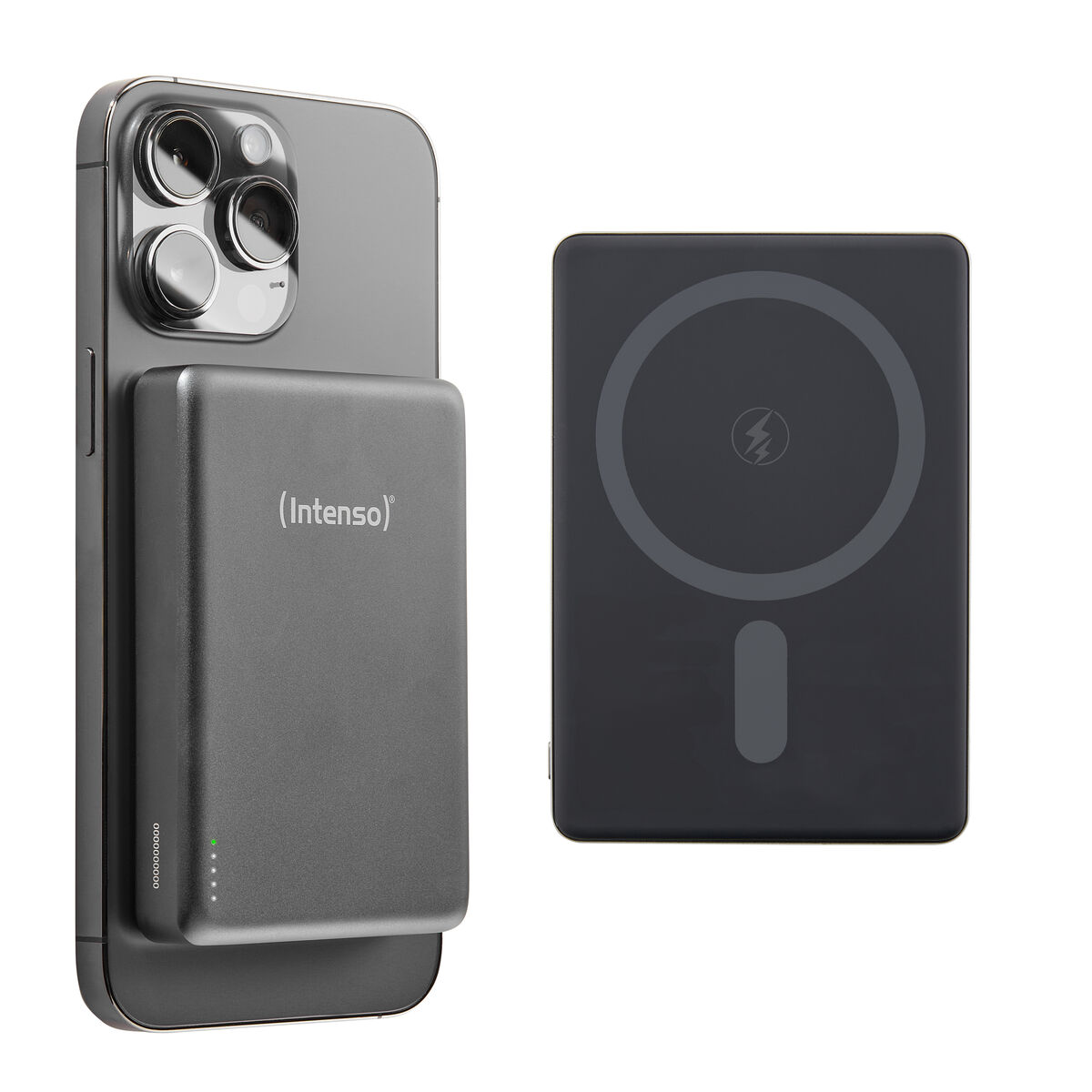 Eine graue Powerbank ist an einem Smartphone befestigt. Eine zweite schwarze Powerbank ist rechts daneben.
