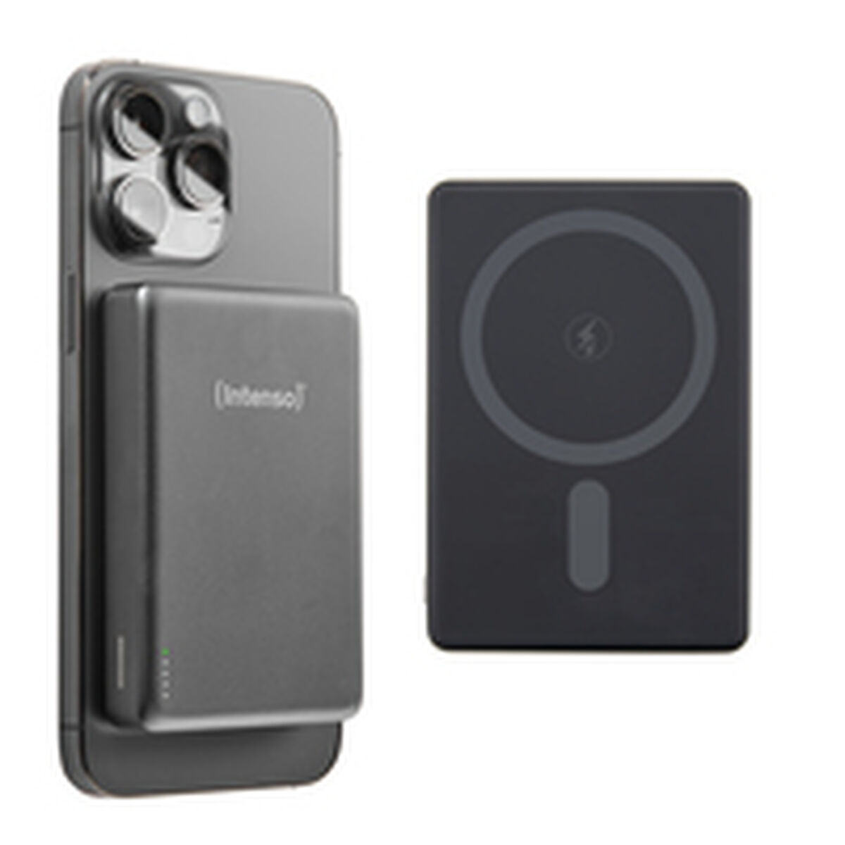 Ein dunkelgraues iPhone mit einer magnetischen Powerbank auf der Rückseite. Daneben ein schwarzes Magnetladegerät.