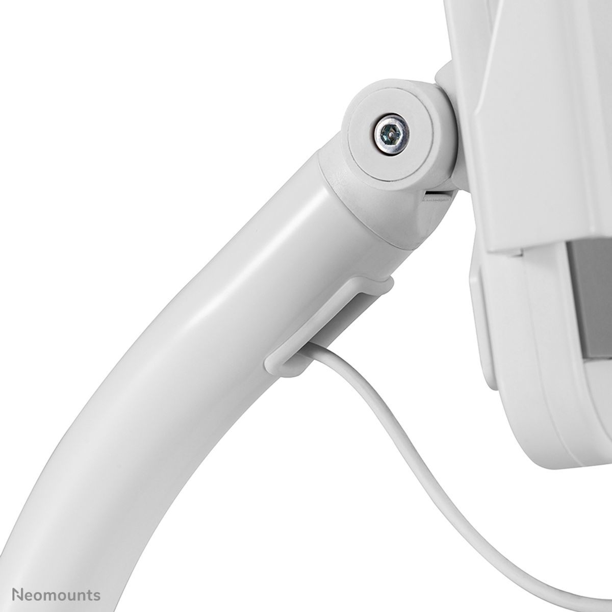 Primo piano di un giunto di braccio per monitor bianco regolabile con vite e cavo.