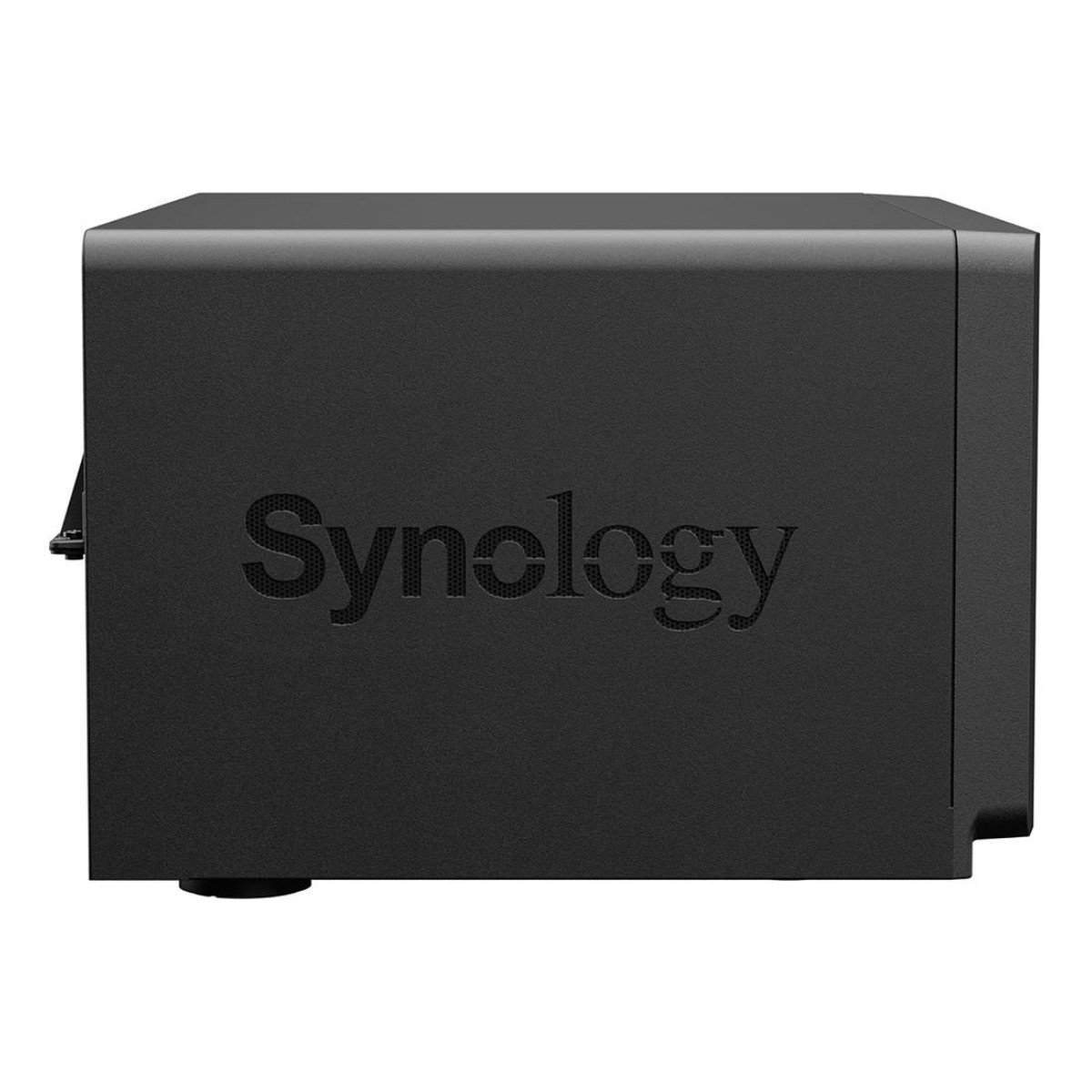 Czarny serwer NAS Synology na białym tle.