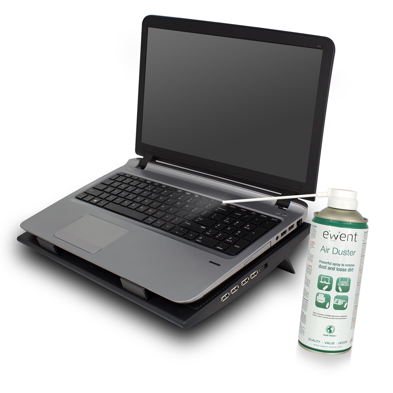 Un laptop su una base di raffreddamento con una bomboletta di Ewent Air Duster accanto.