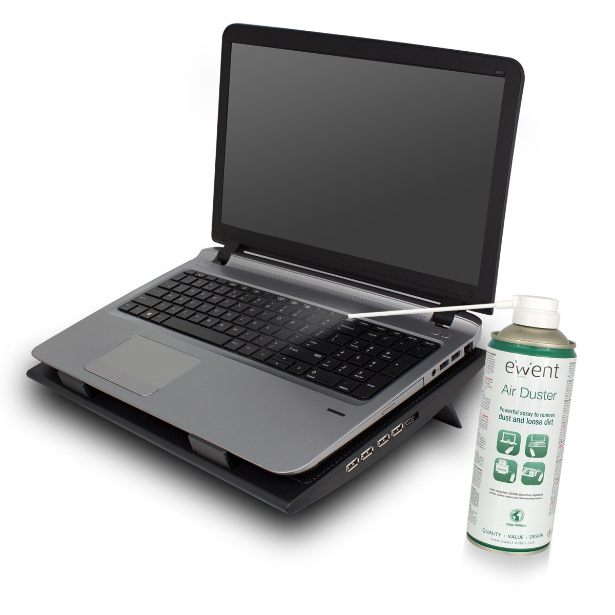 Un laptop su una base di raffreddamento con una bomboletta di aria compressa che spruzza vicino alla tastiera.