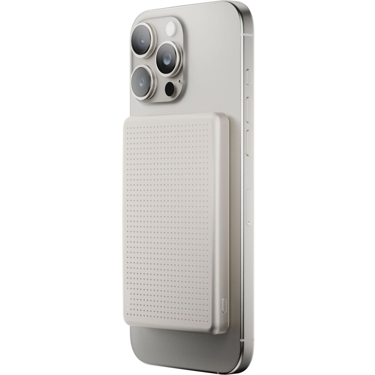 Un iPhone argenté avec un étui blanc attaché à l'arrière.