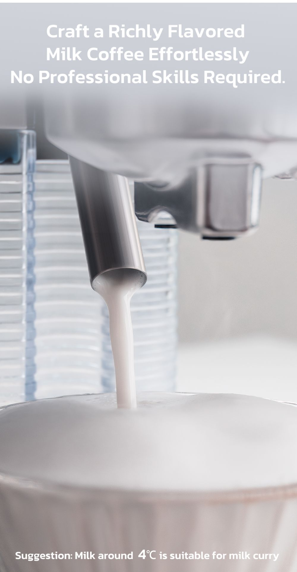 La leche se vierte de una máquina a un líquido blanco espumoso en un vaso.