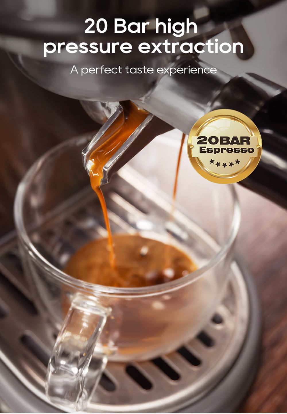 Espresso vertiéndose en una taza de cristal transparente de una cafetera, con texto '20 Bar high pressure extraction'.