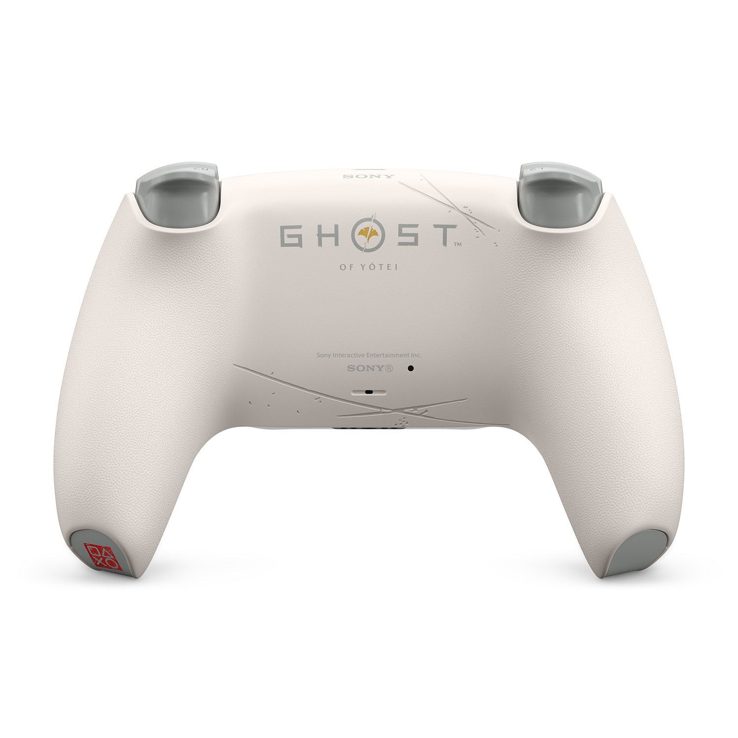 Weiße PS5-Controller mit "Ghost of Yotei"-Logo und grauen Tasten auf weißem Hintergrund.