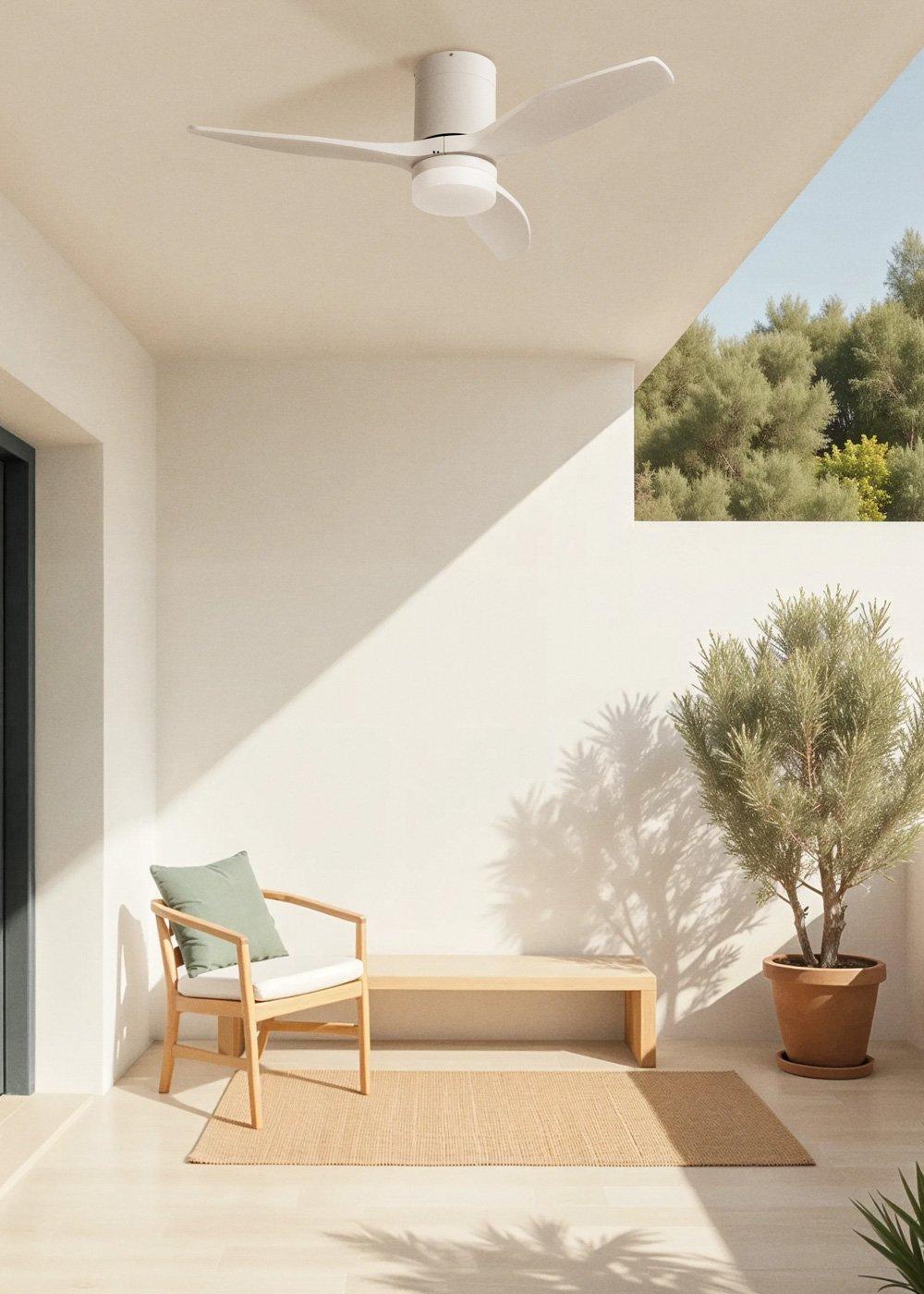 Un patio exterior con ventilador blanco, silla de madera, banco, planta y alfombra.