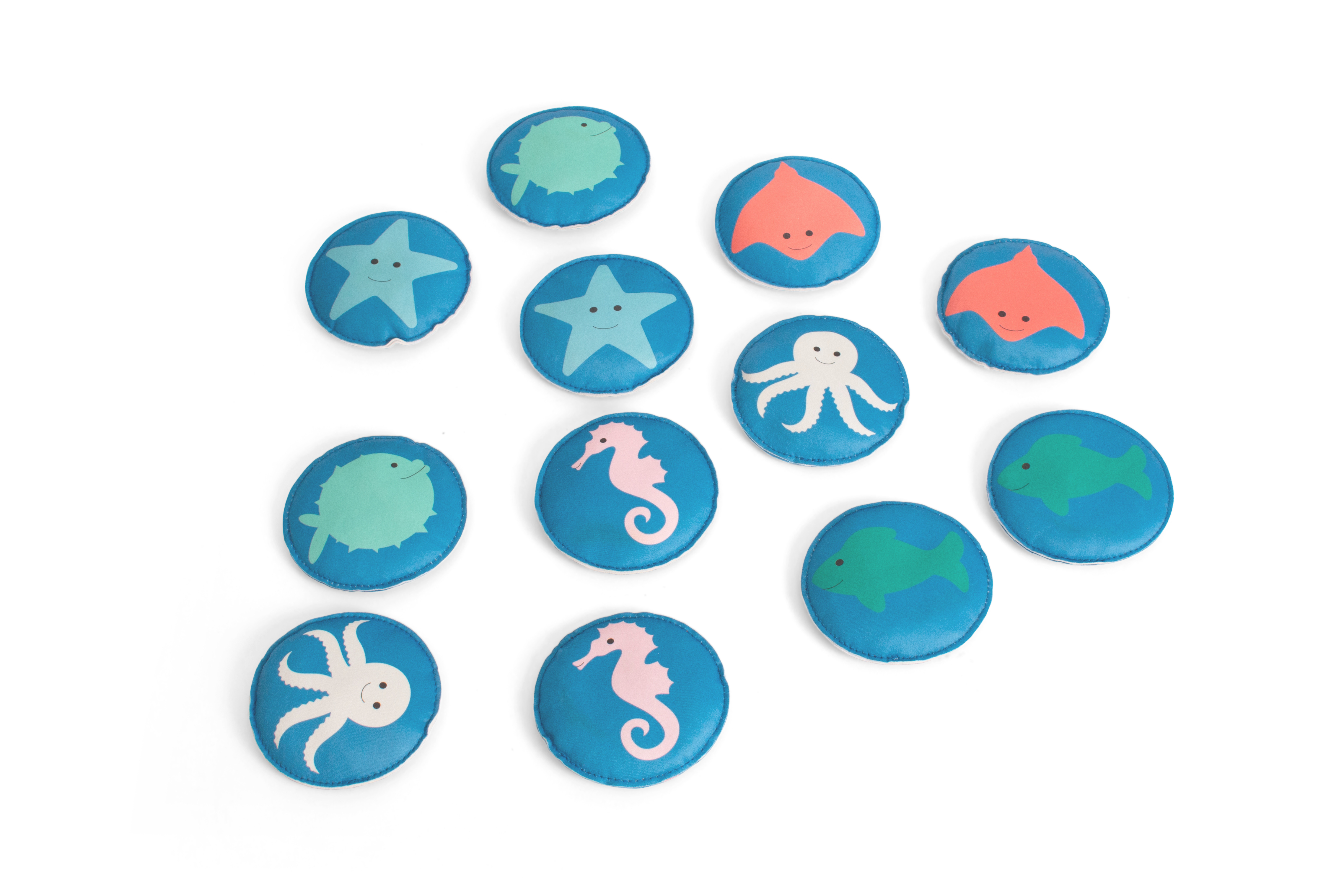 Peluche rotonde blu con creature marine: stelle marine, pesci, meduse, cavallucci marini.