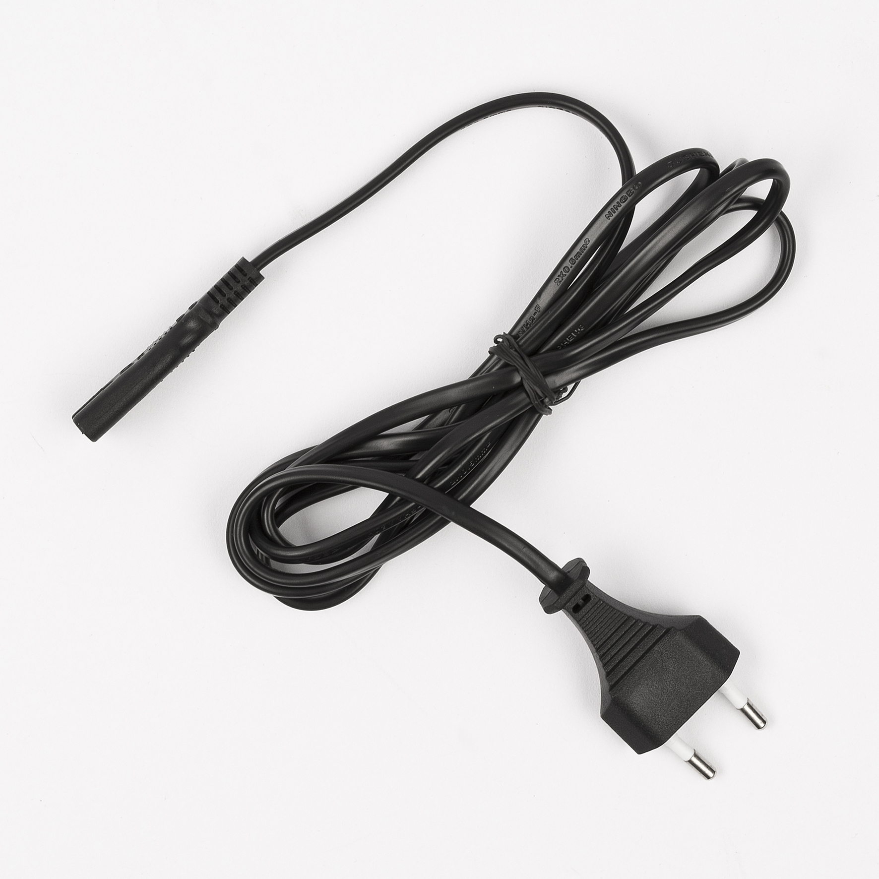 Een zwart netsnoer met een Europese stekker en connector ligt op een wit oppervlak.
