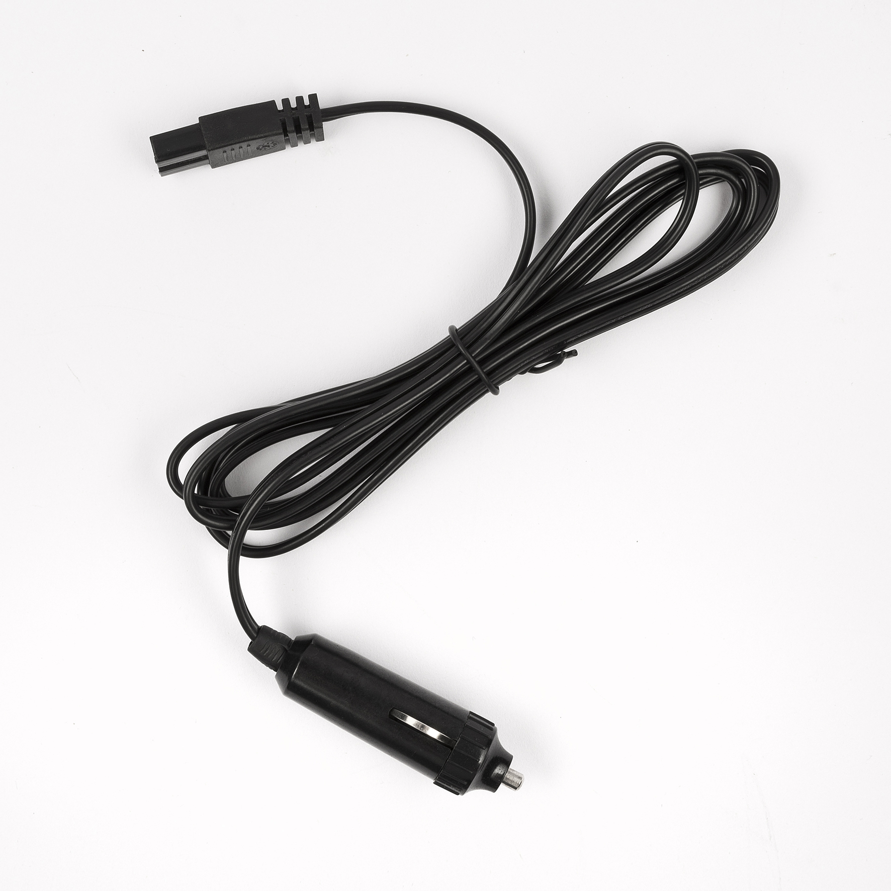 Zwarte voedingskabel met sigarettenaanstekerstekker voor in de auto en apparaatconnector.