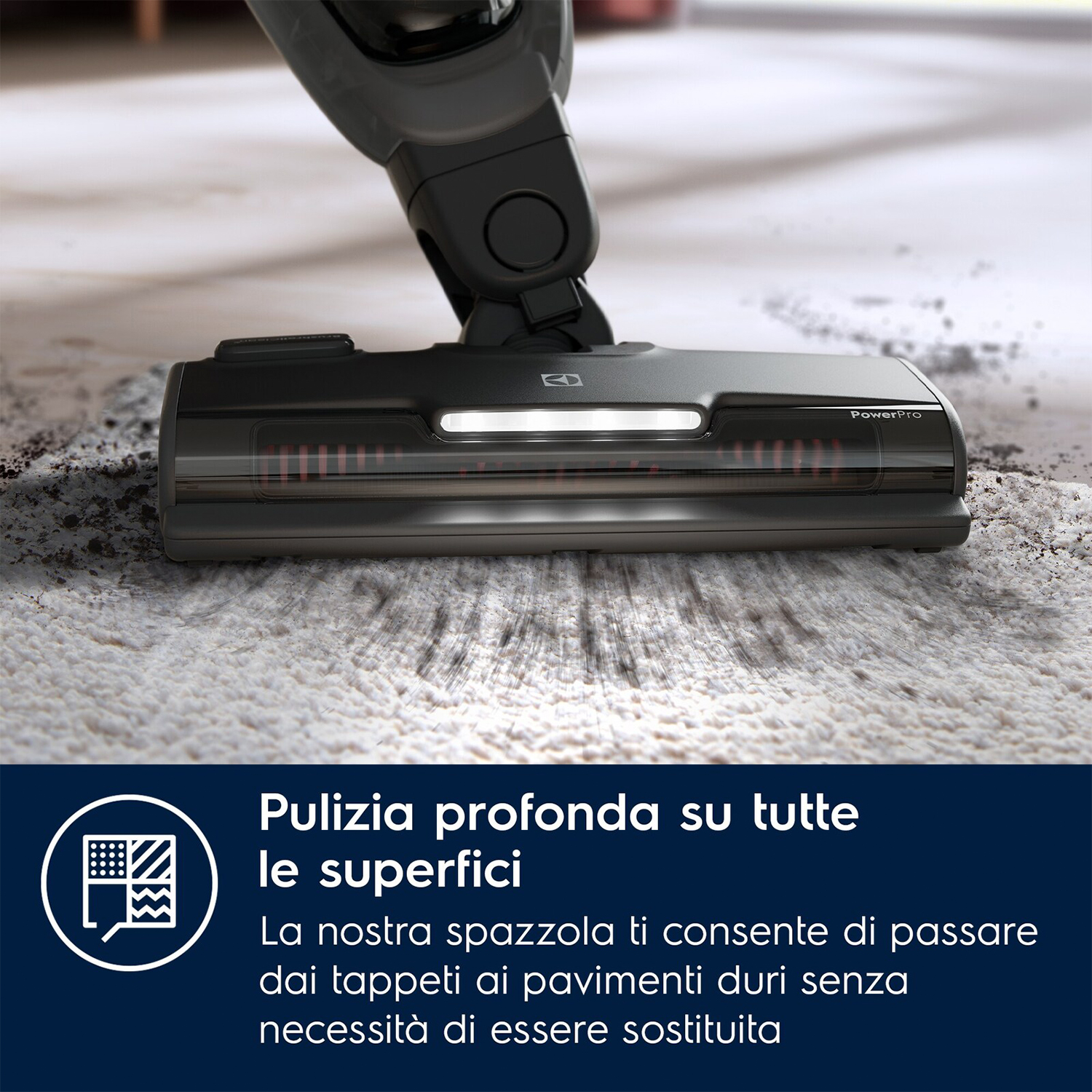 Una testina di aspirazione con testo "PowerPro" pulisce un tappeto.
