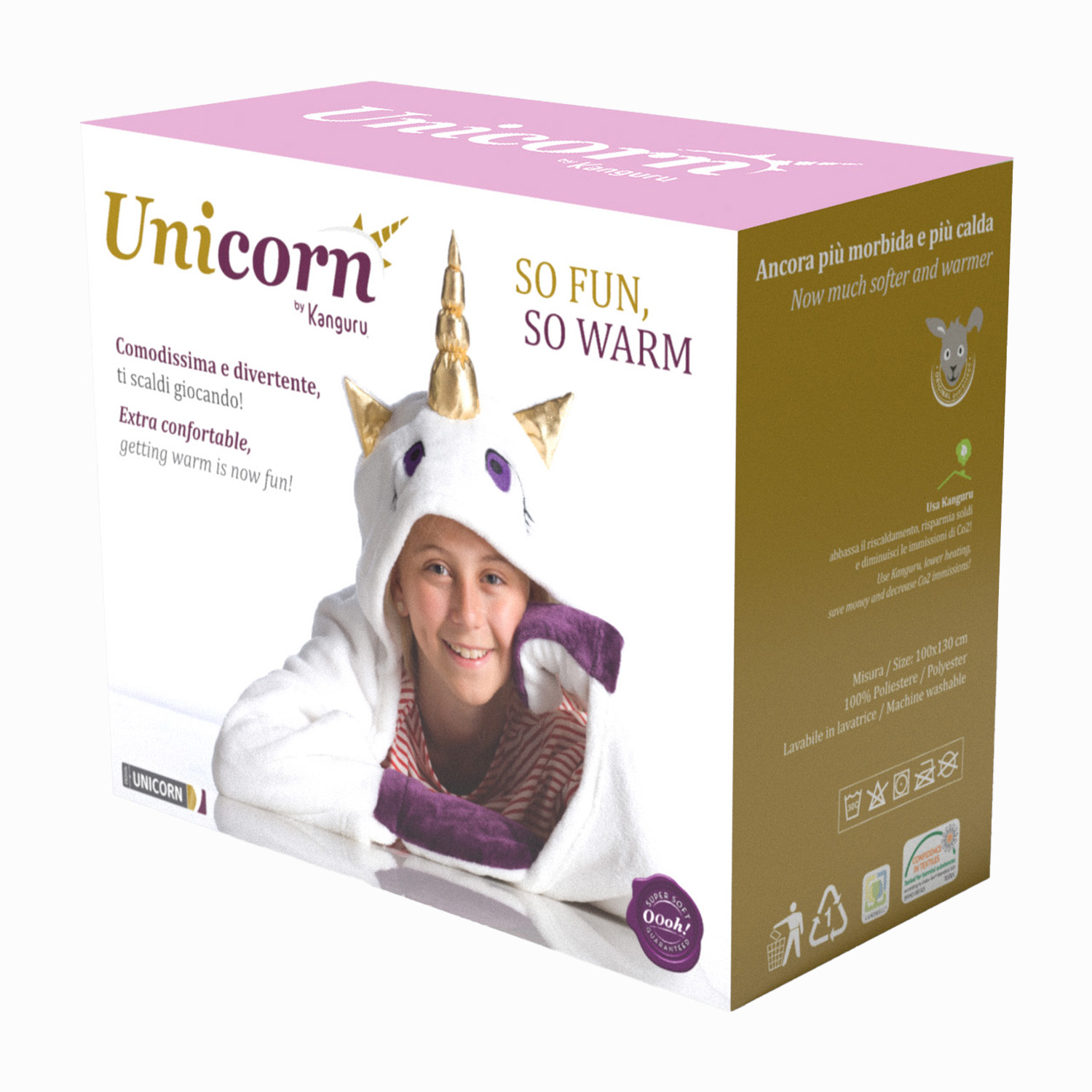 Una bambina con accappatoio a unicorno bianco sorride, con corno dorato sul cappuccio.