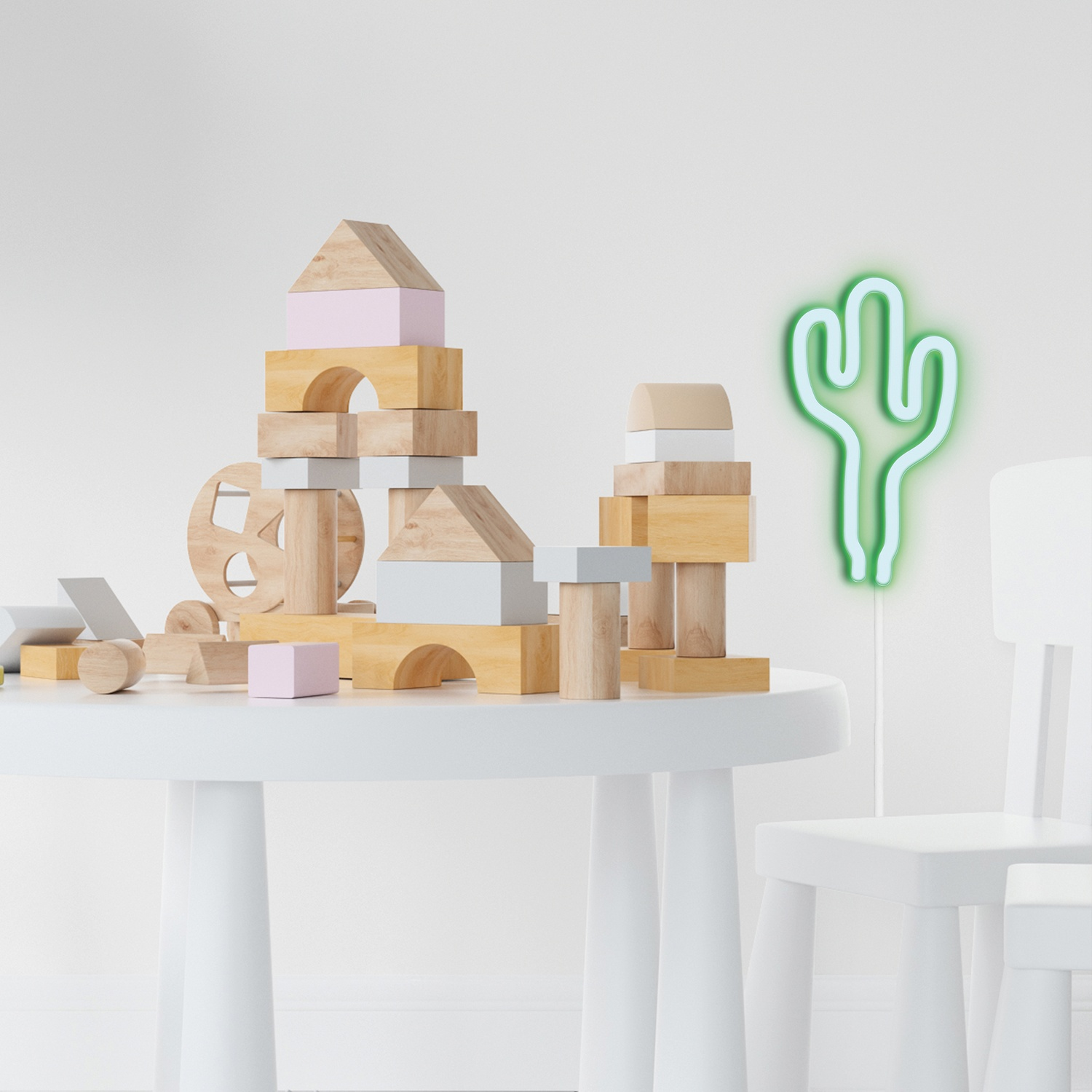 Blocchi di legno impilati su un tavolo bianco, con una luce al neon a forma di cactus sul muro.